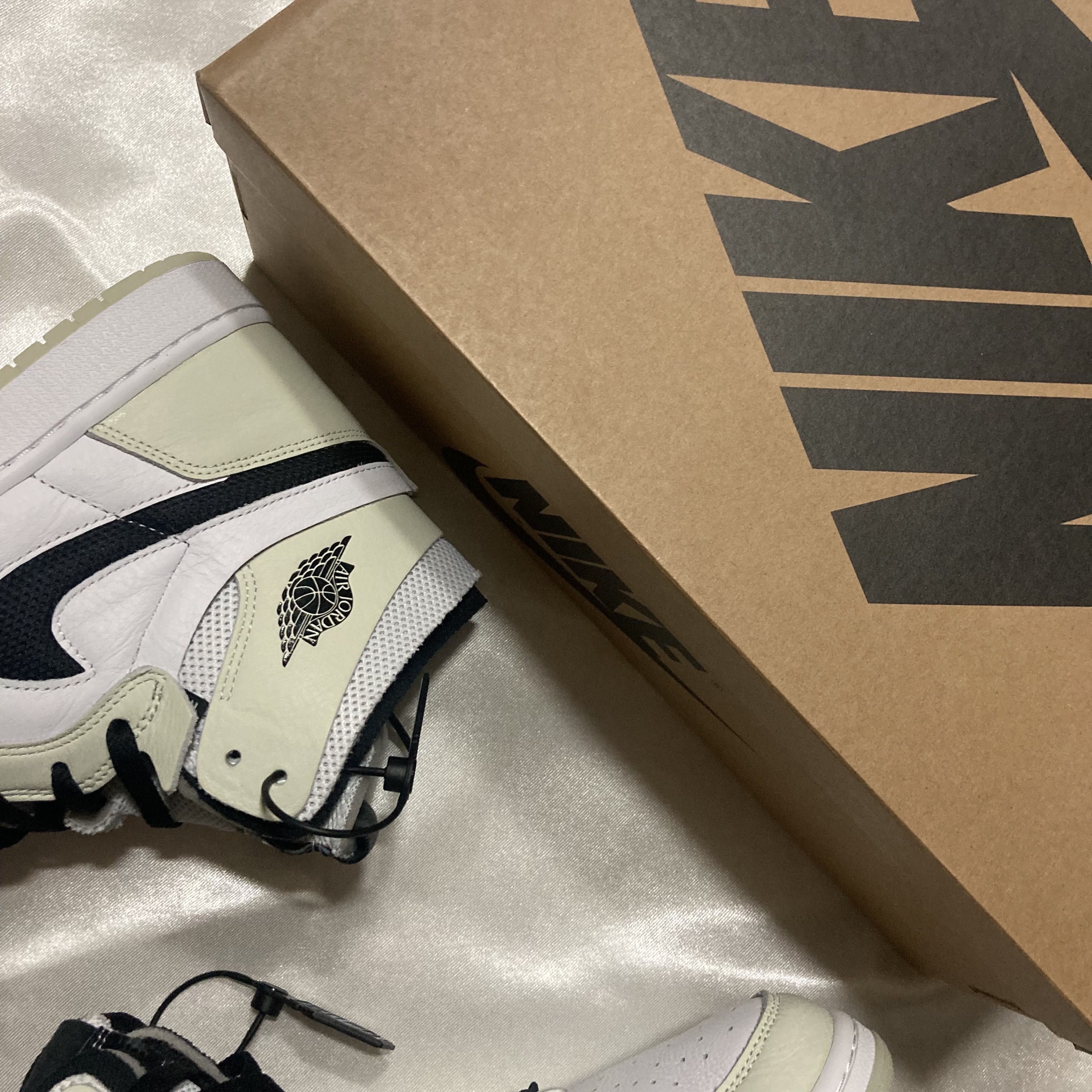 (W) Jordan 1 Zoom Air CMFT Light Bone 착용 스타일 - 1