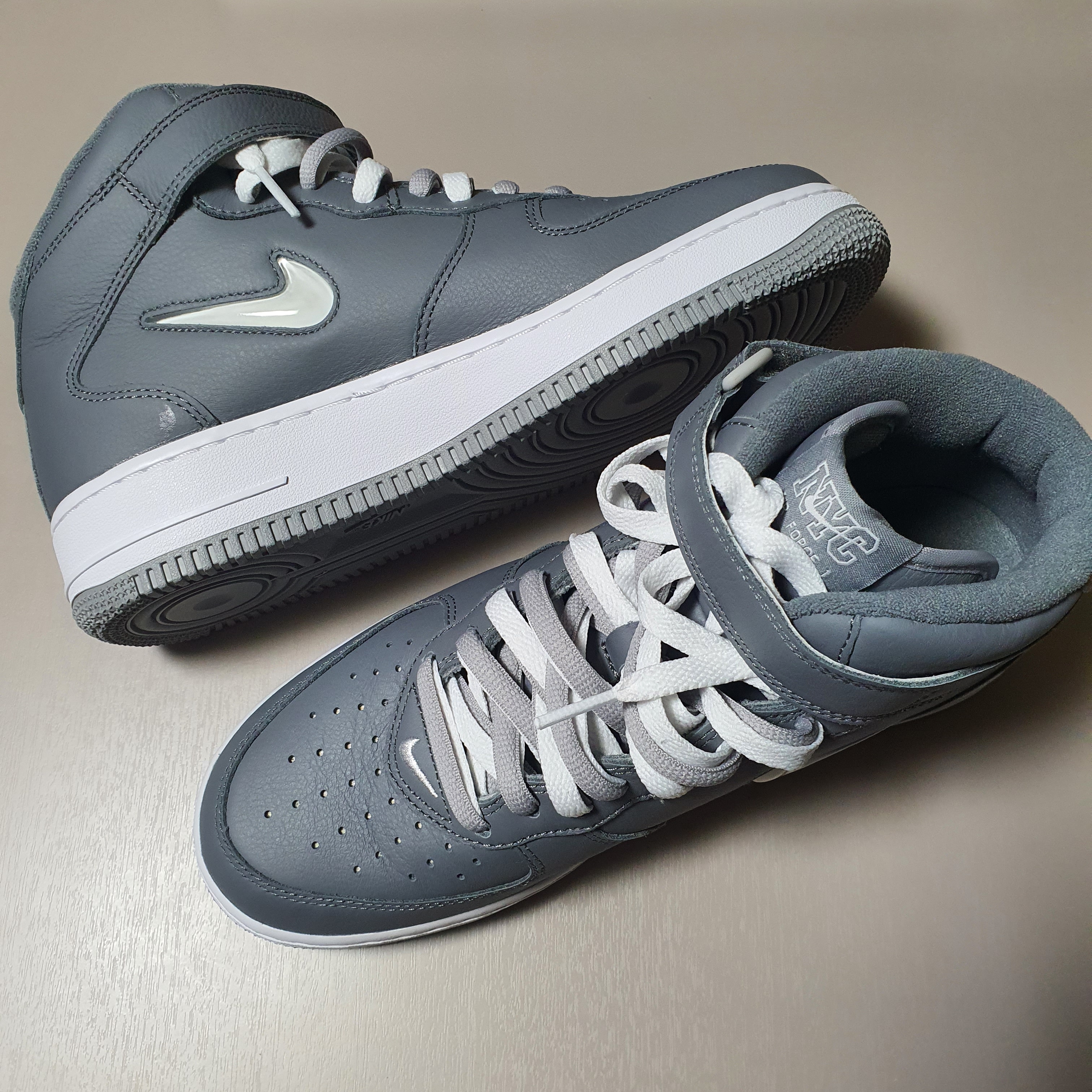 Nike Air Force 1 Mid QS NYC Cool Grey 착용 스타일 - 2