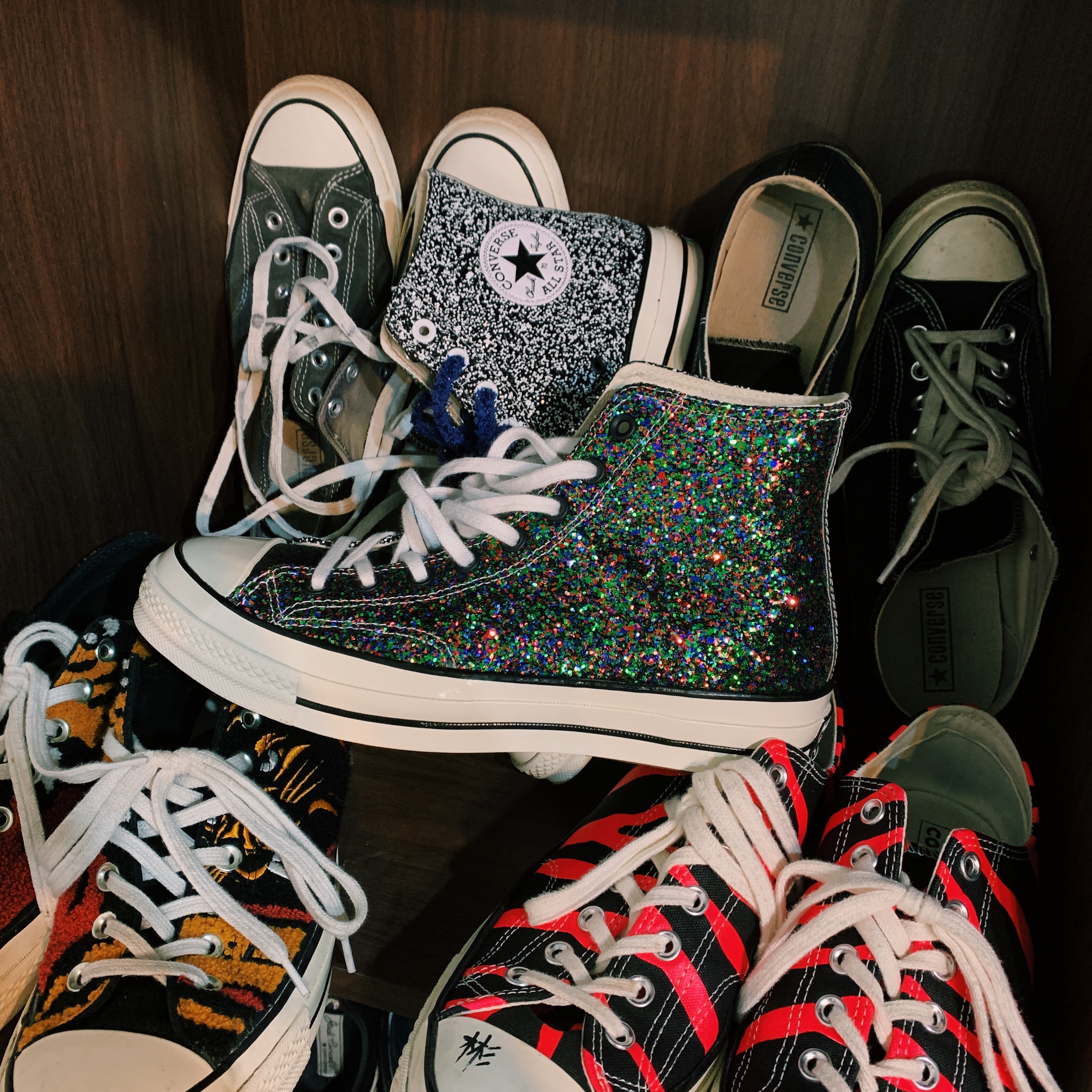 Converse x JW Anderson Chuck 70 Hi Black Glitter, Converse x Undefeated Chuck 70 Ox Varsity Jacket 착용 스타일