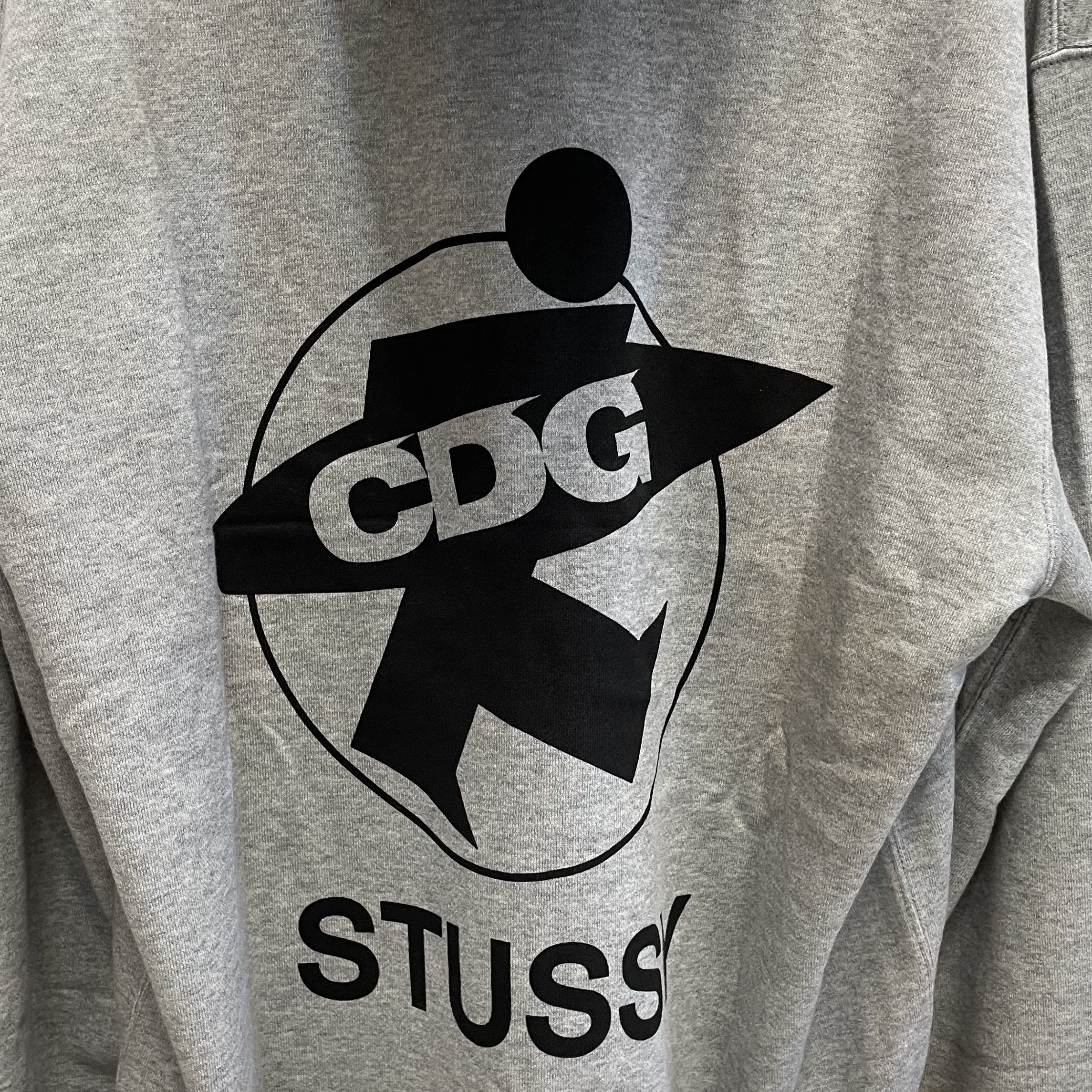 CDG x Stussy Hoodie Grey 착용 스타일 - 2