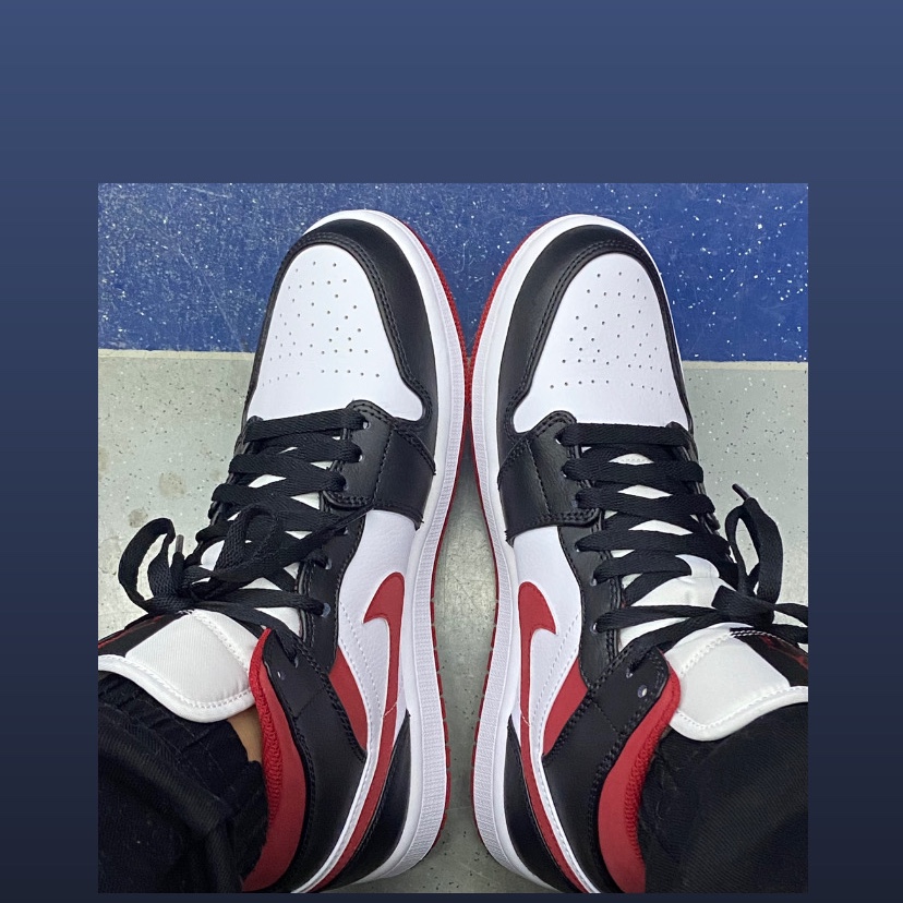 Jordan 1 Mid Gym Red Black White 착용 스타일 - 2