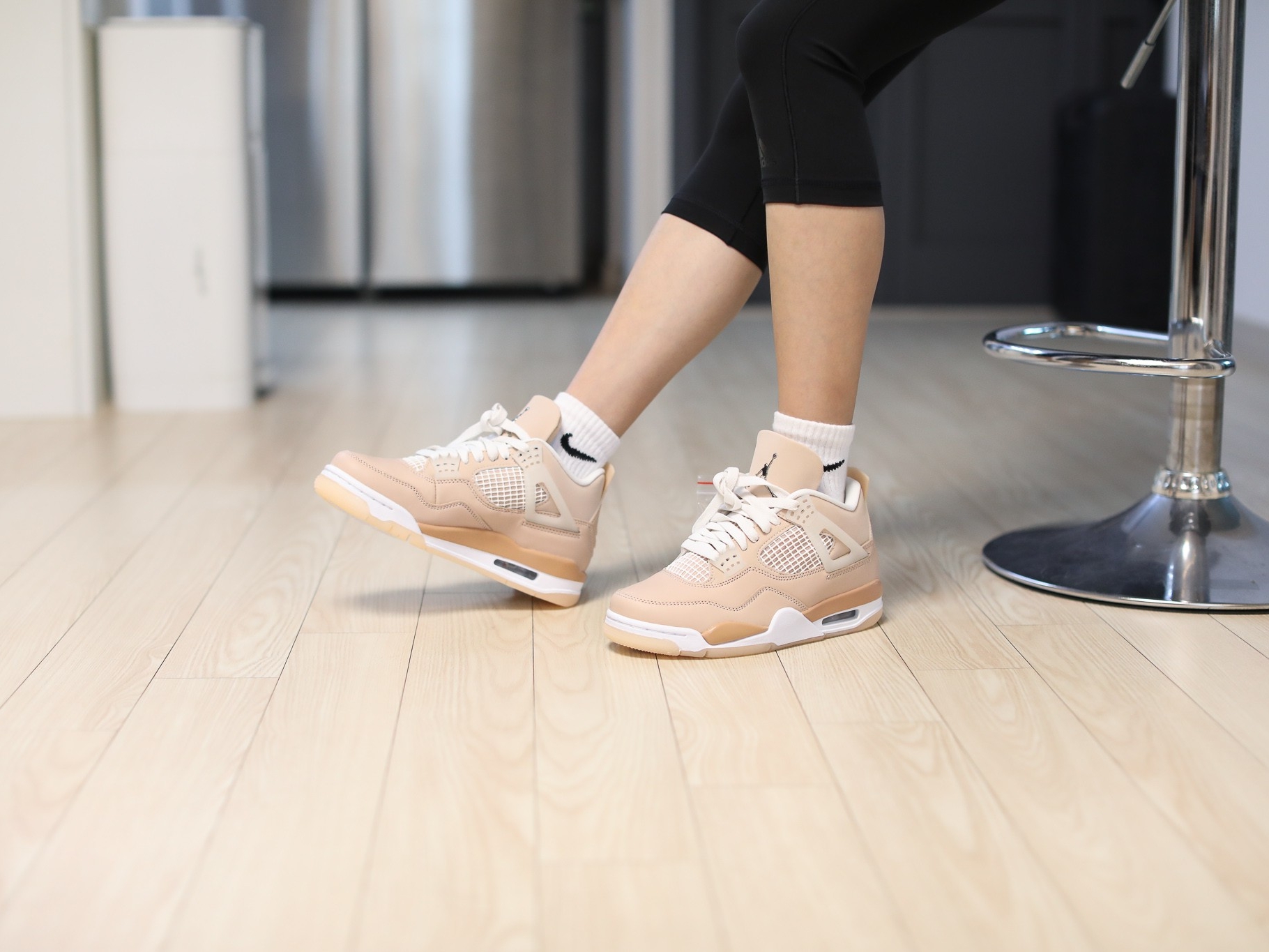 (W) Jordan 4 Retro Shimmer 착용 스타일 - 1