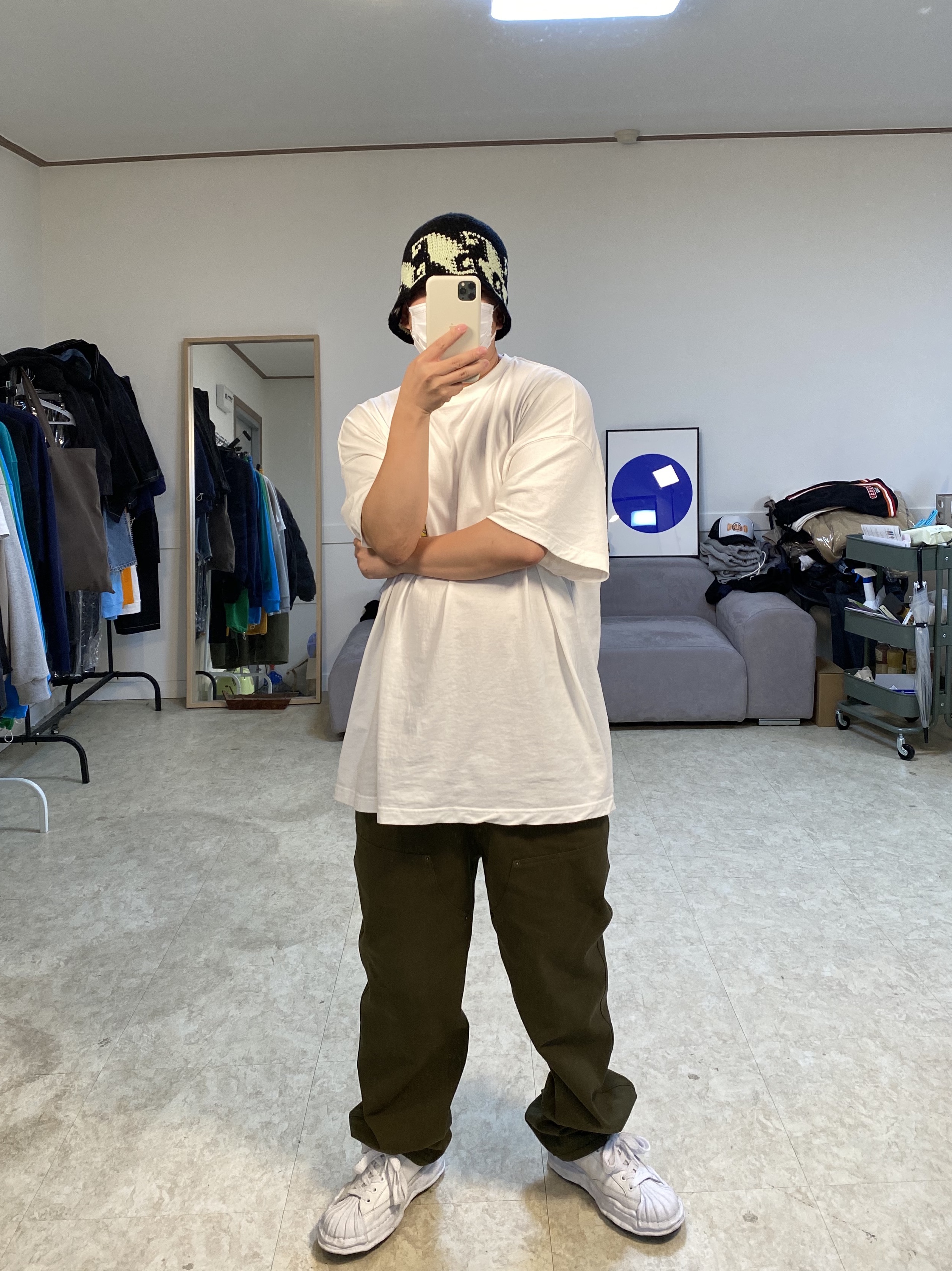 Maison Mihara Yasuhiro Blakey OG Sole Leather Low-top Sneakers White, Stussy Waves Knit Bucket Hat Black 착용 스타일 - 1
