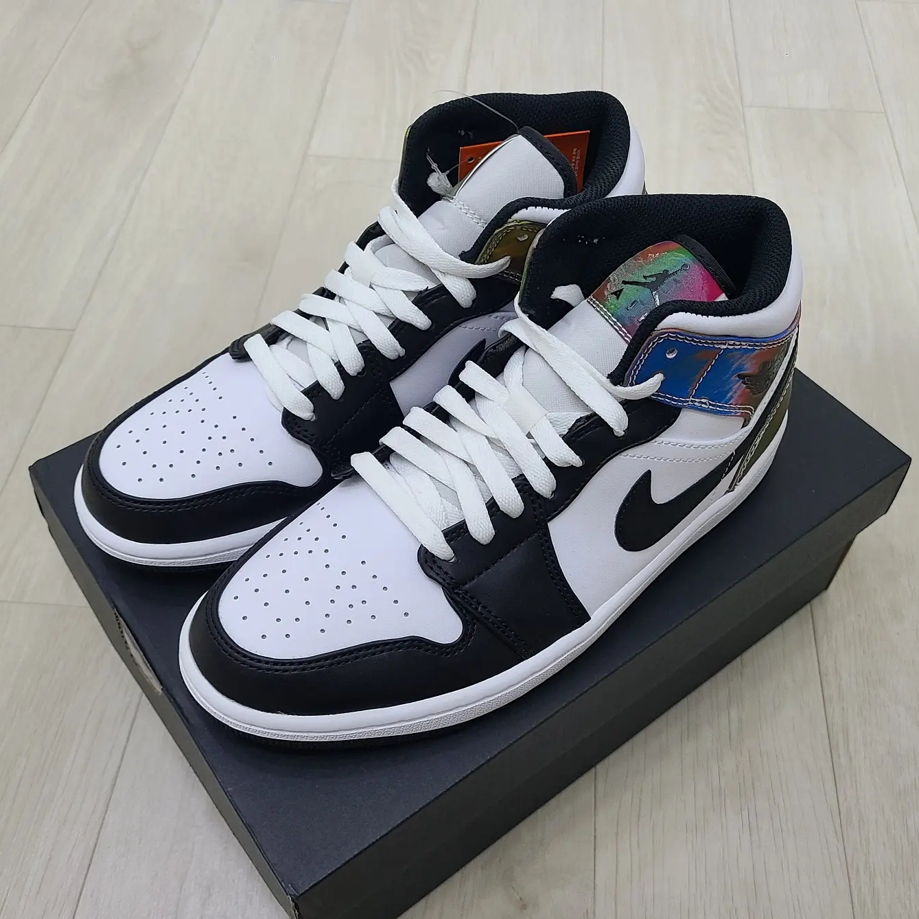 Jordan 1 Mid SE Heat Reactive 착용 스타일 - 2