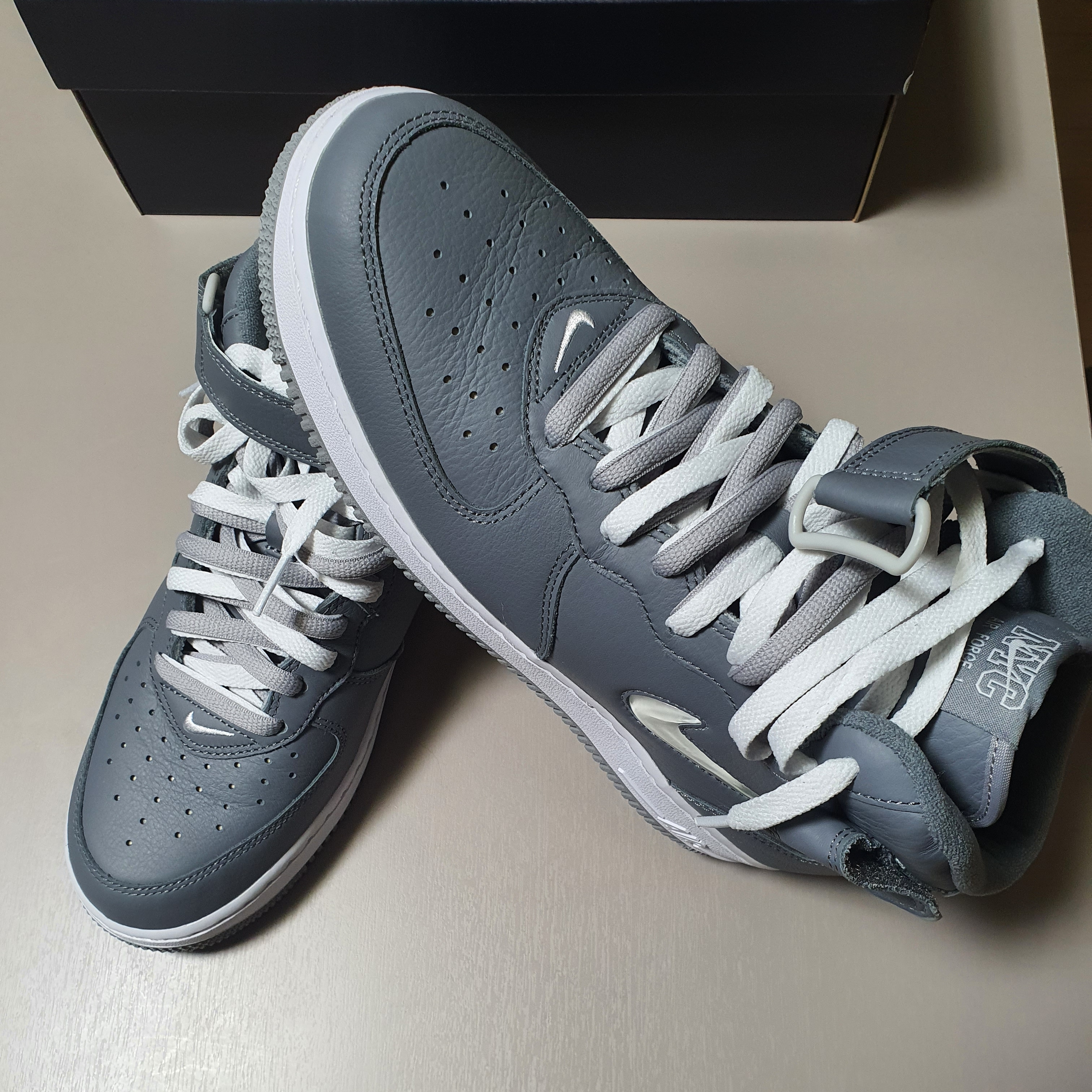 Nike Air Force 1 Mid QS NYC Cool Grey 착용 스타일 - 1
