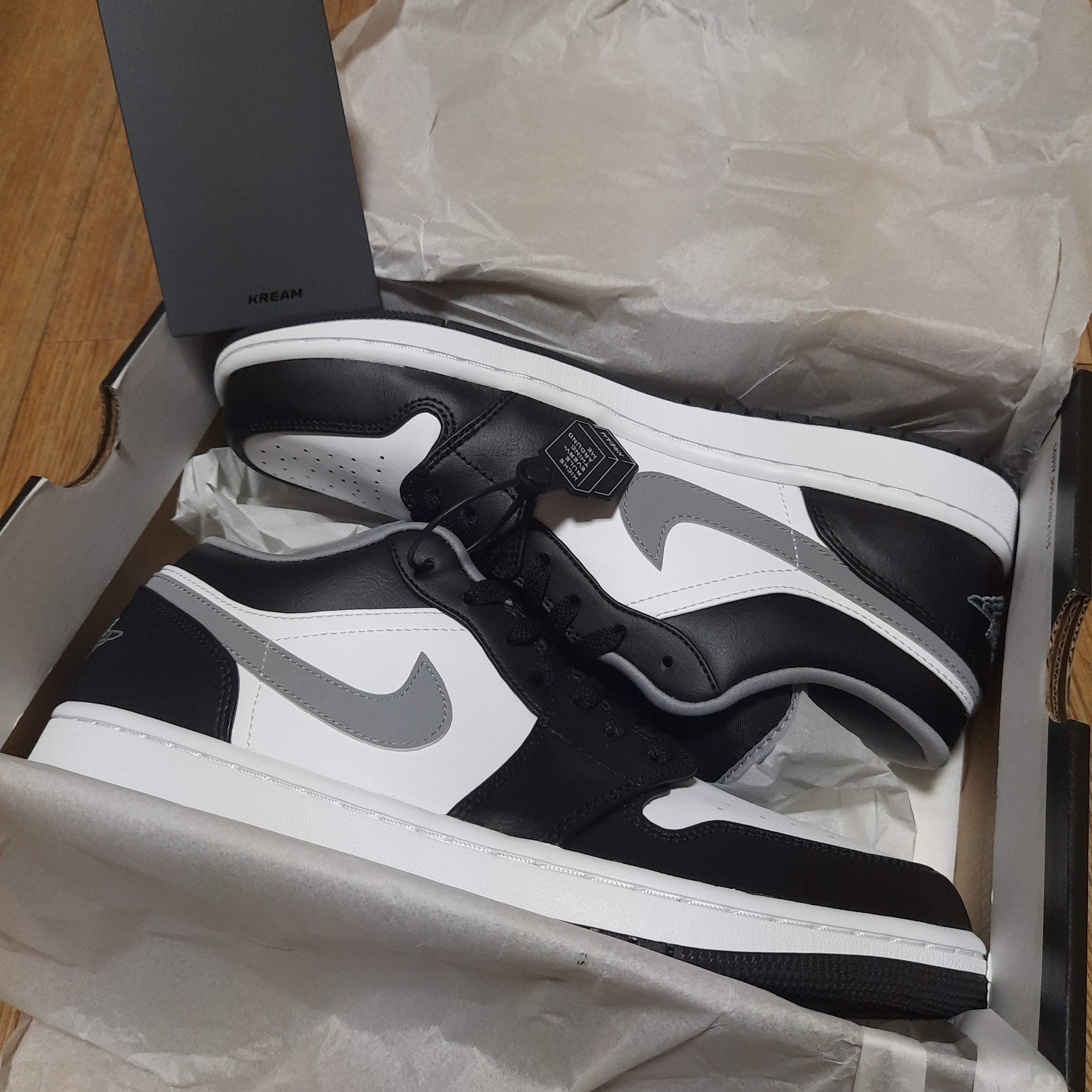 Jordan 1 Low Black Particle Grey 착용 스타일 - 3