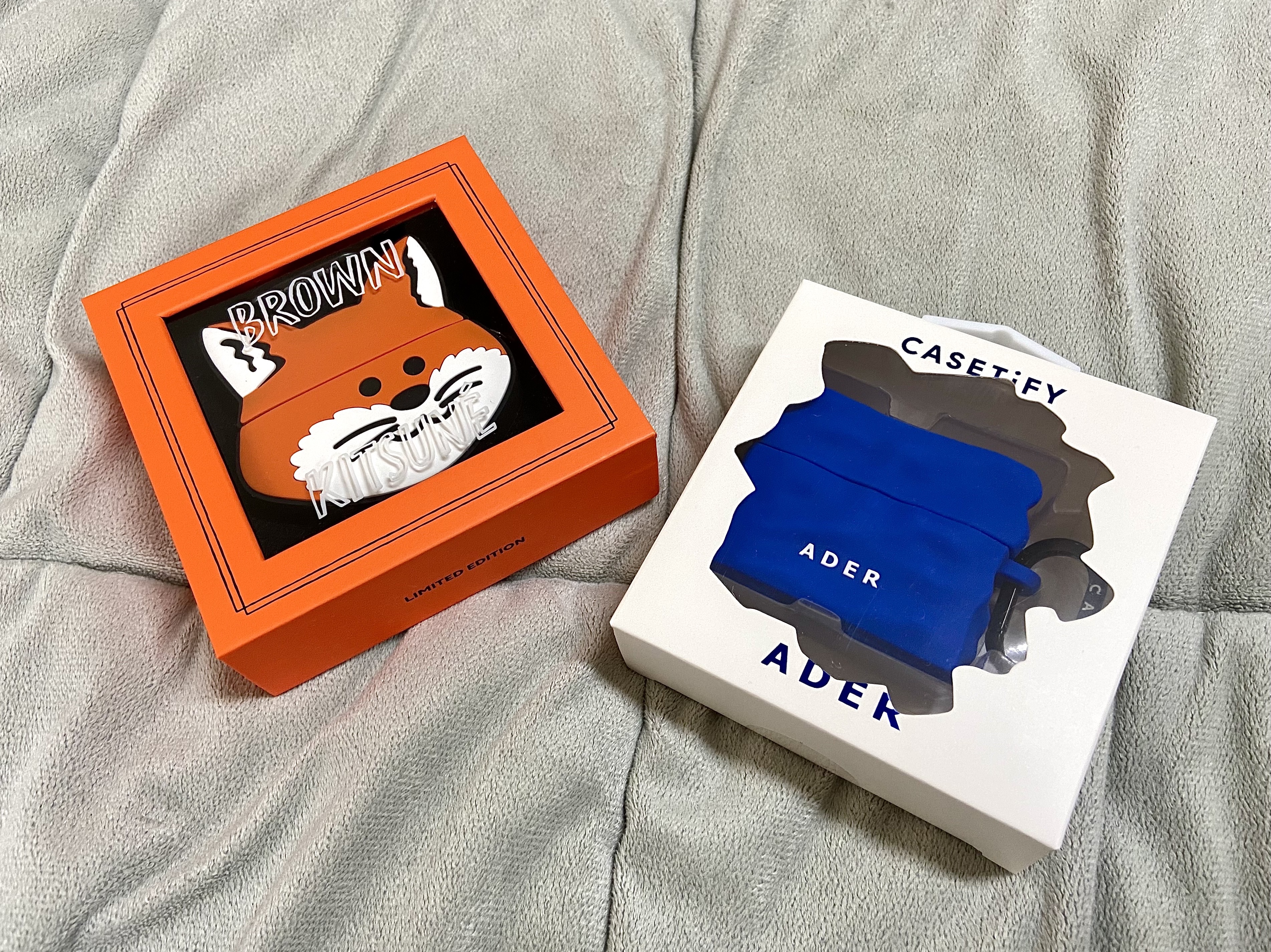 Maison Kitsune x Line Friends Kitsune AirPods Pro Case, Casetify x Ader Error AirPods Pro Case 착용 스타일