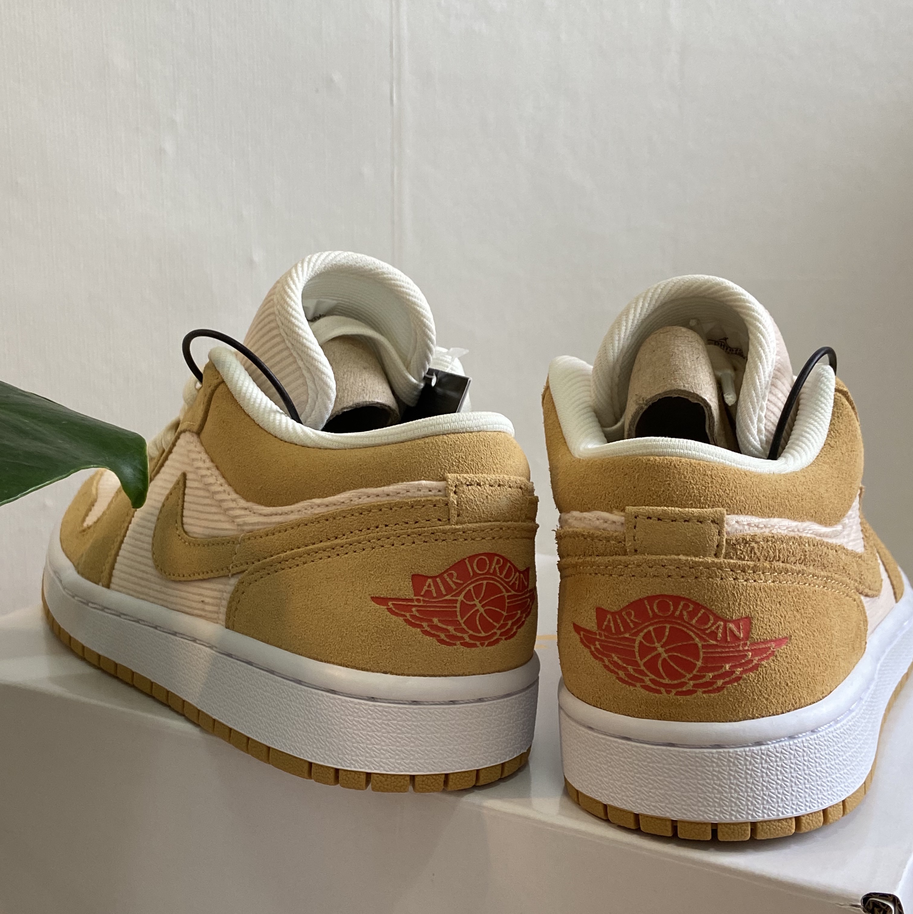 (W) Jordan 1 Low SE Corduroy Tan 착용 스타일 - 3