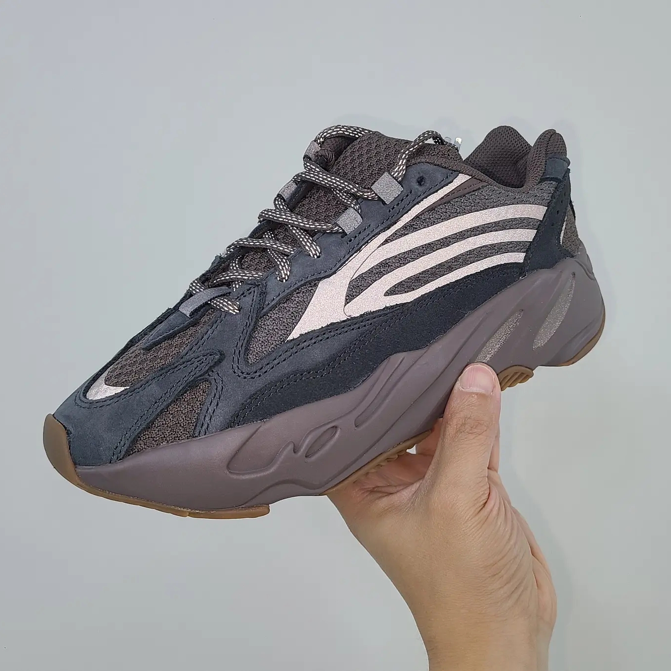 Adidas Yeezy Boost 700 V2 Mauve 착용 스타일 - 1