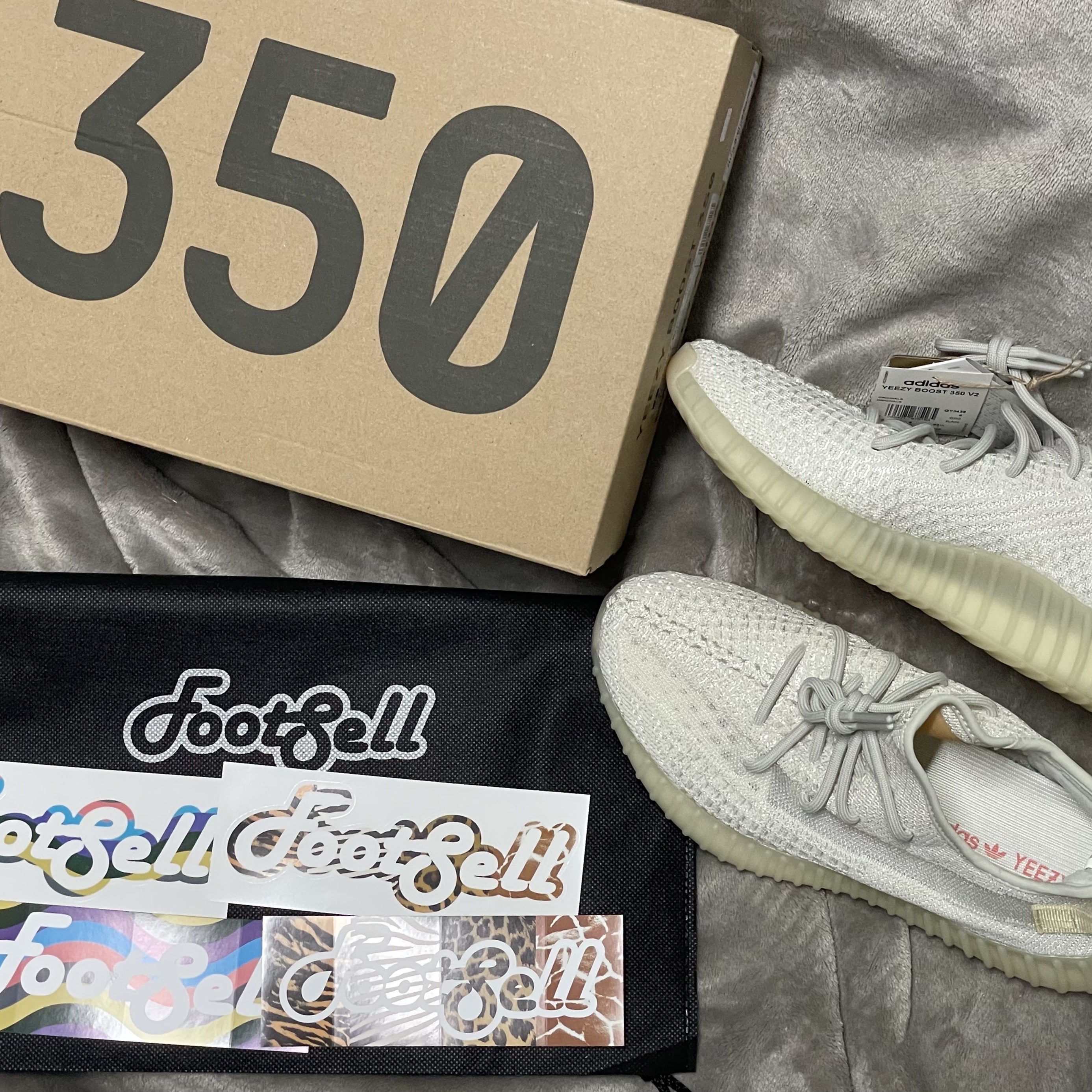 Adidas Yeezy Boost 350 V2 Light 착용 스타일 - 2