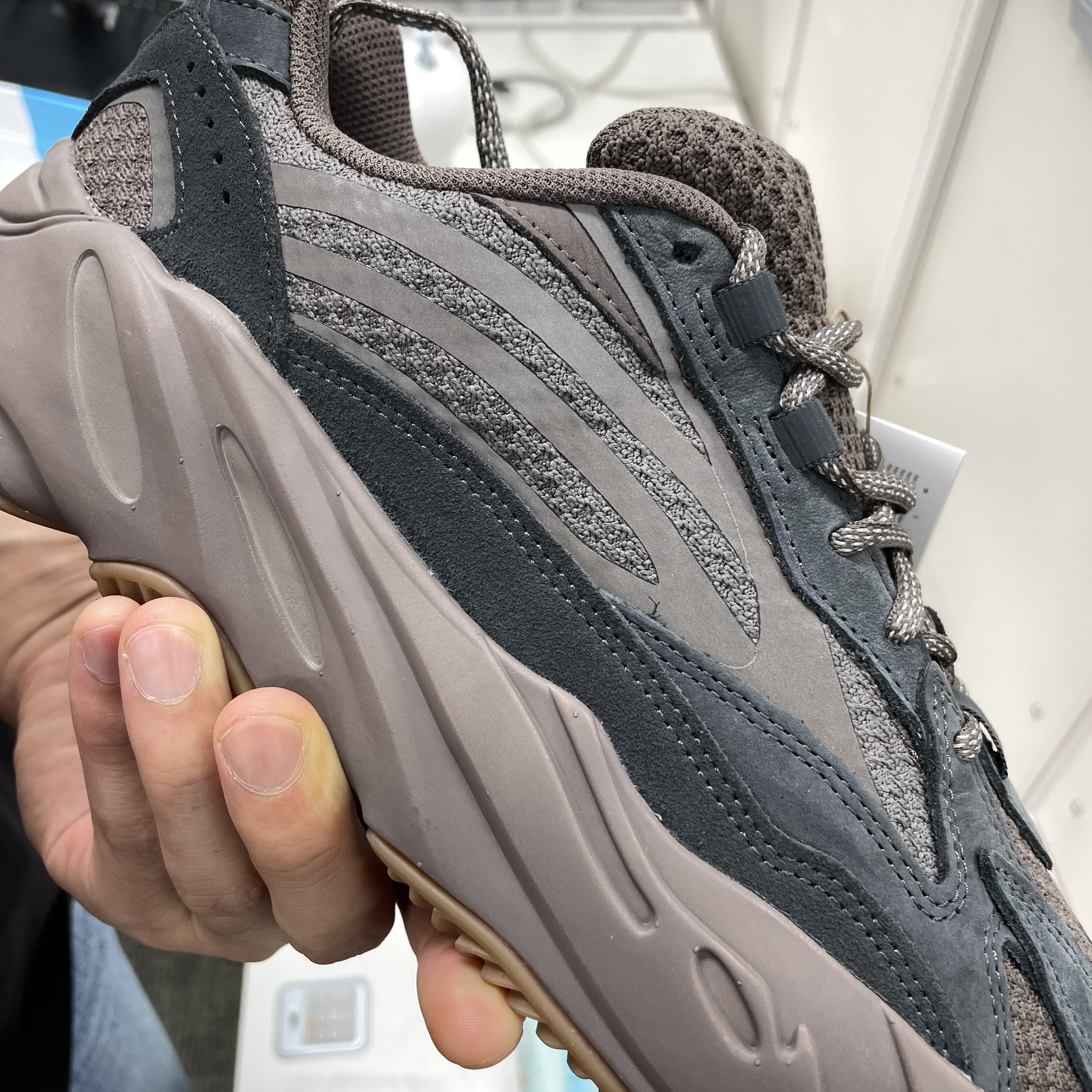Adidas Yeezy Boost 700 V2 Mauve 착용 스타일 - 5