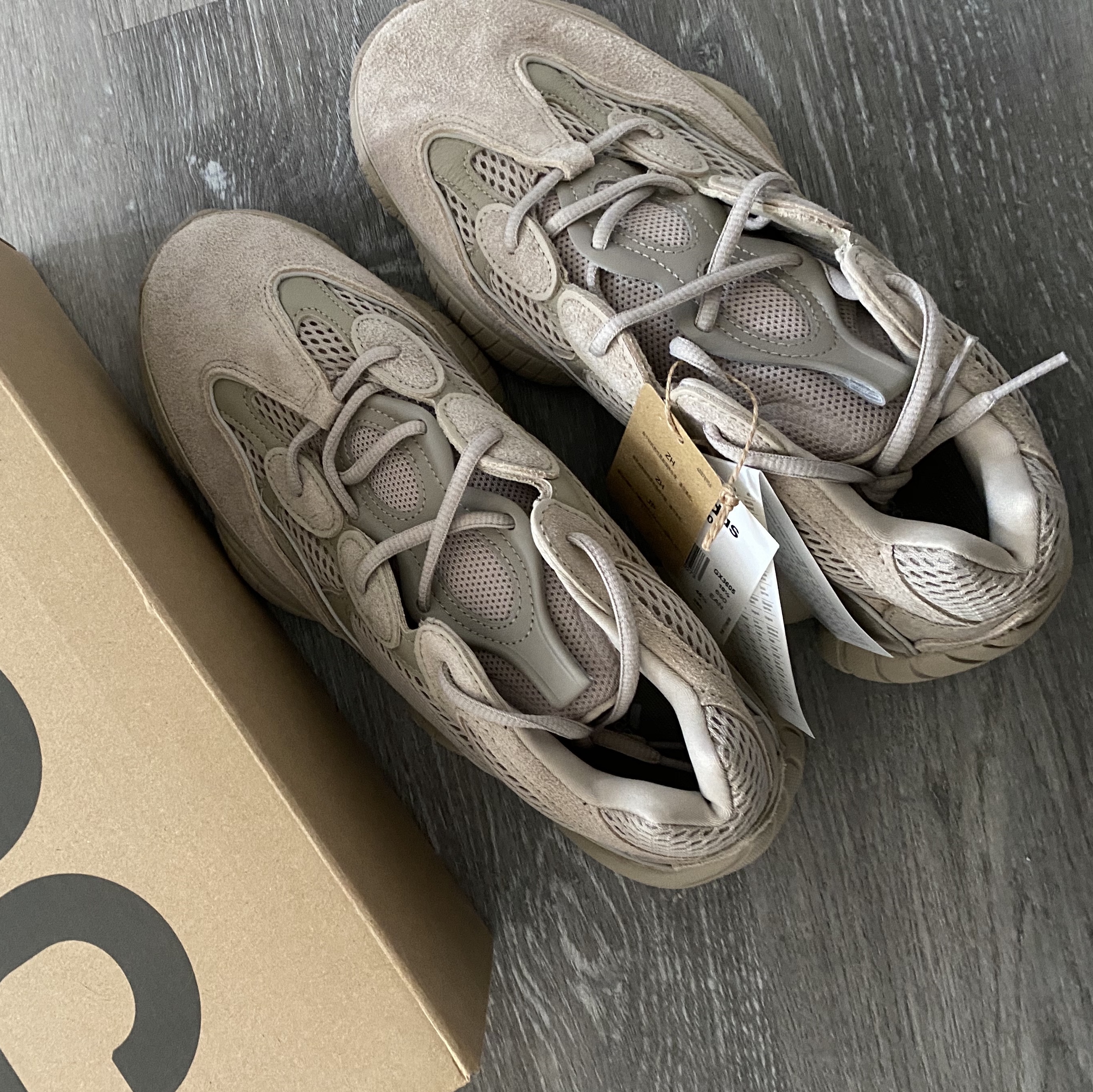Adidas Yeezy 500 Taupe Light 착용 스타일 - 2