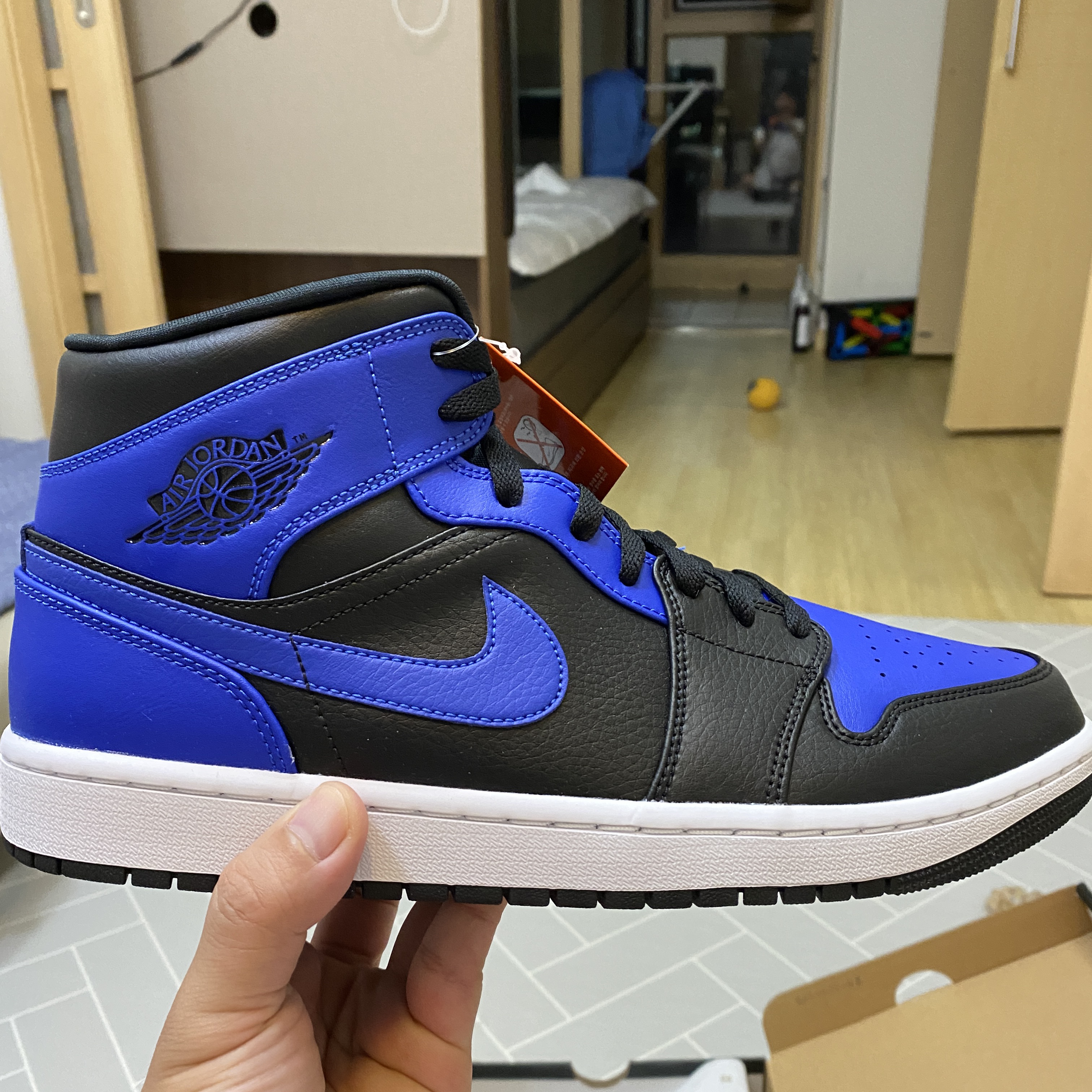 Jordan 1 Mid Black Hyper Royal 착용 스타일 - 3