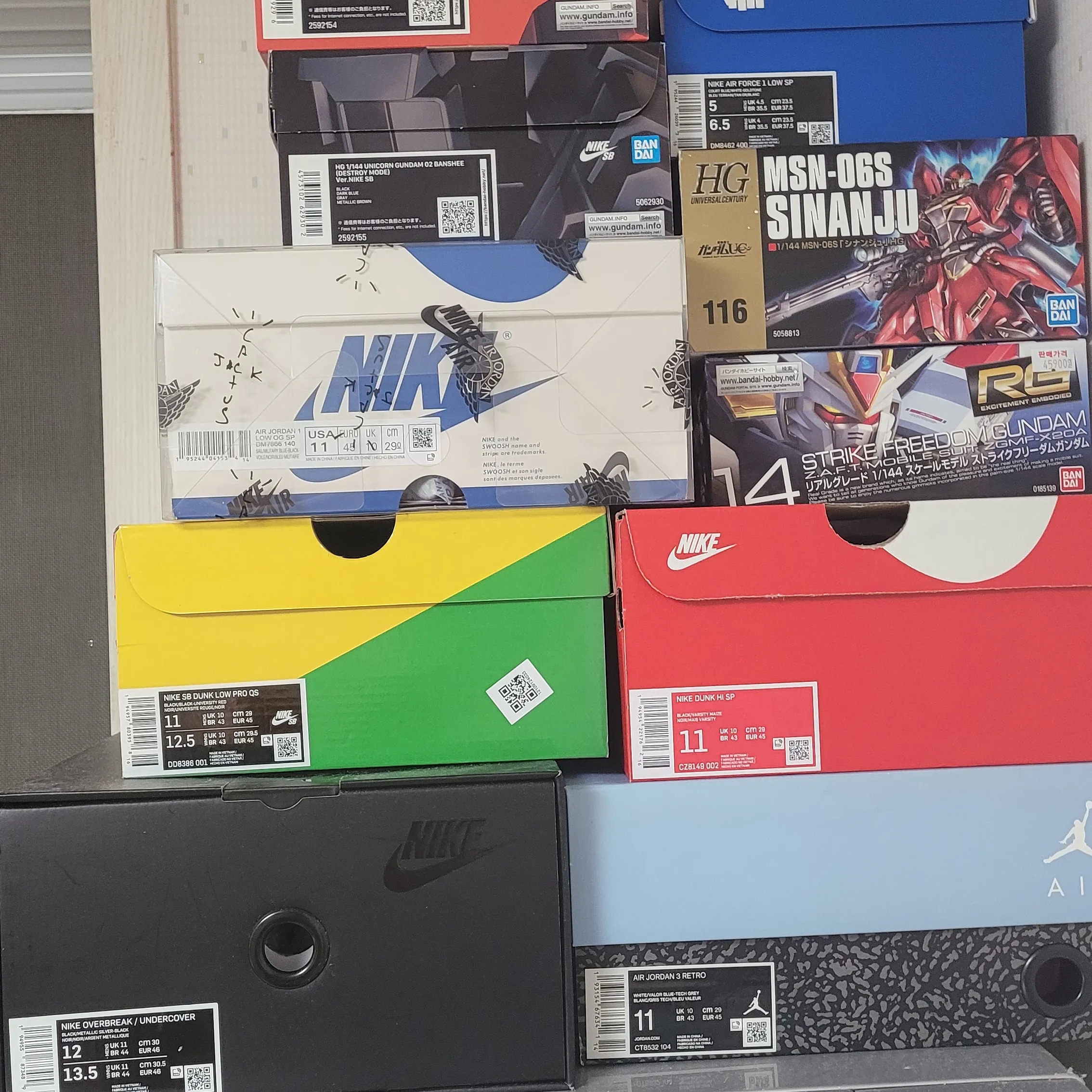 Bandai x Nike SB HG Unicorn Gundam & HG Unicorn 02 Banshee Set (Destroy Mode), Jordan 1 x Travis Scott x Fragment Retro Low OG SP Military Blue 착용 스타일