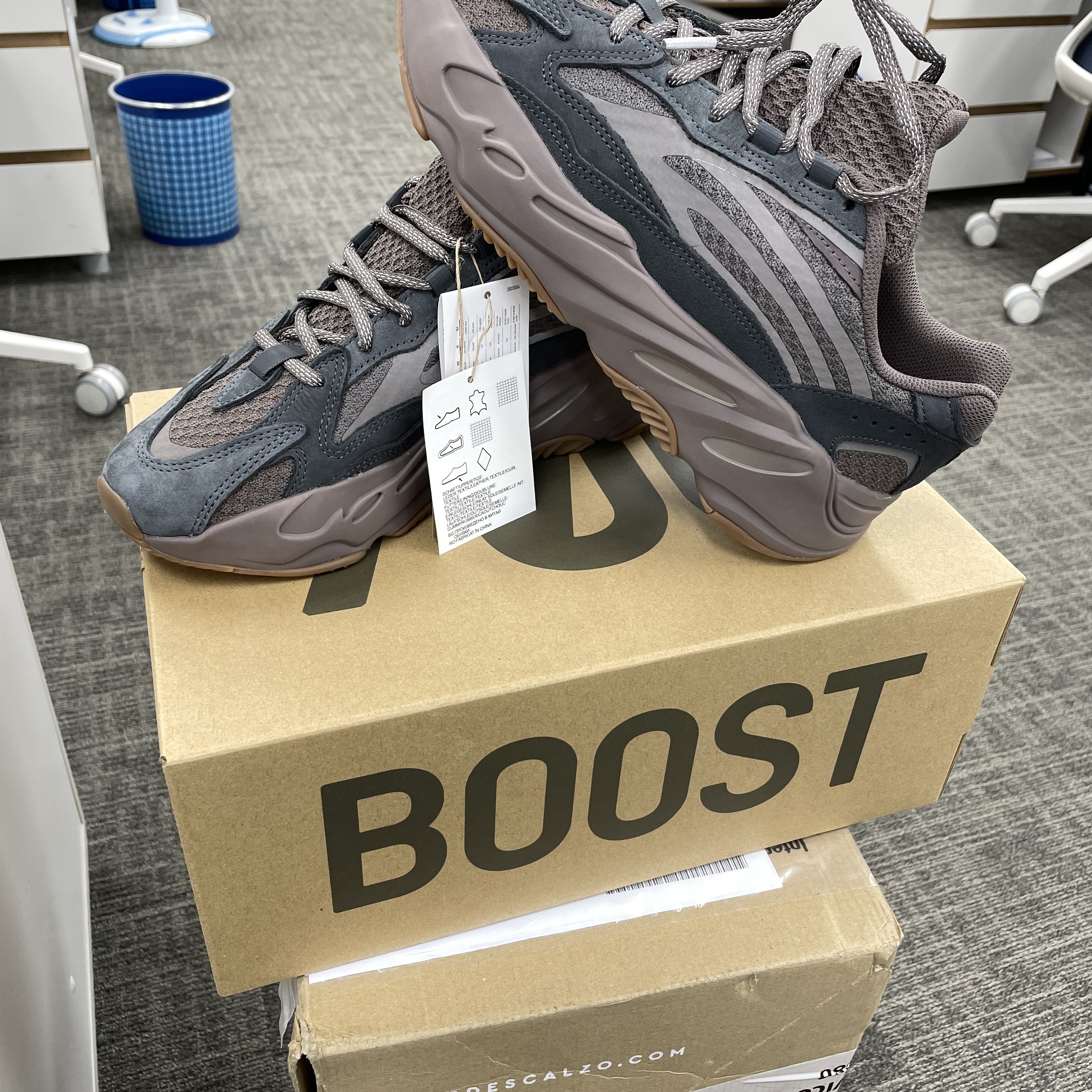 Adidas Yeezy Boost 700 V2 Mauve 착용 스타일 - 2