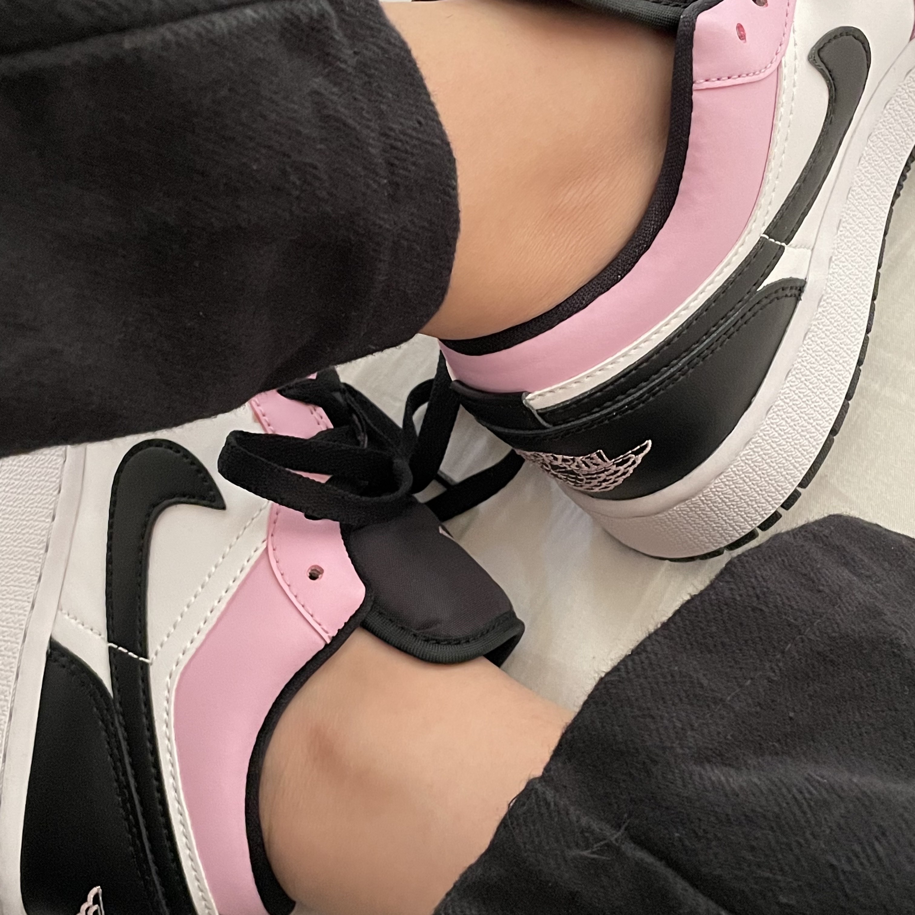 (GS) Jordan 1 Low Light Arctic Pink 착용 스타일 - 1