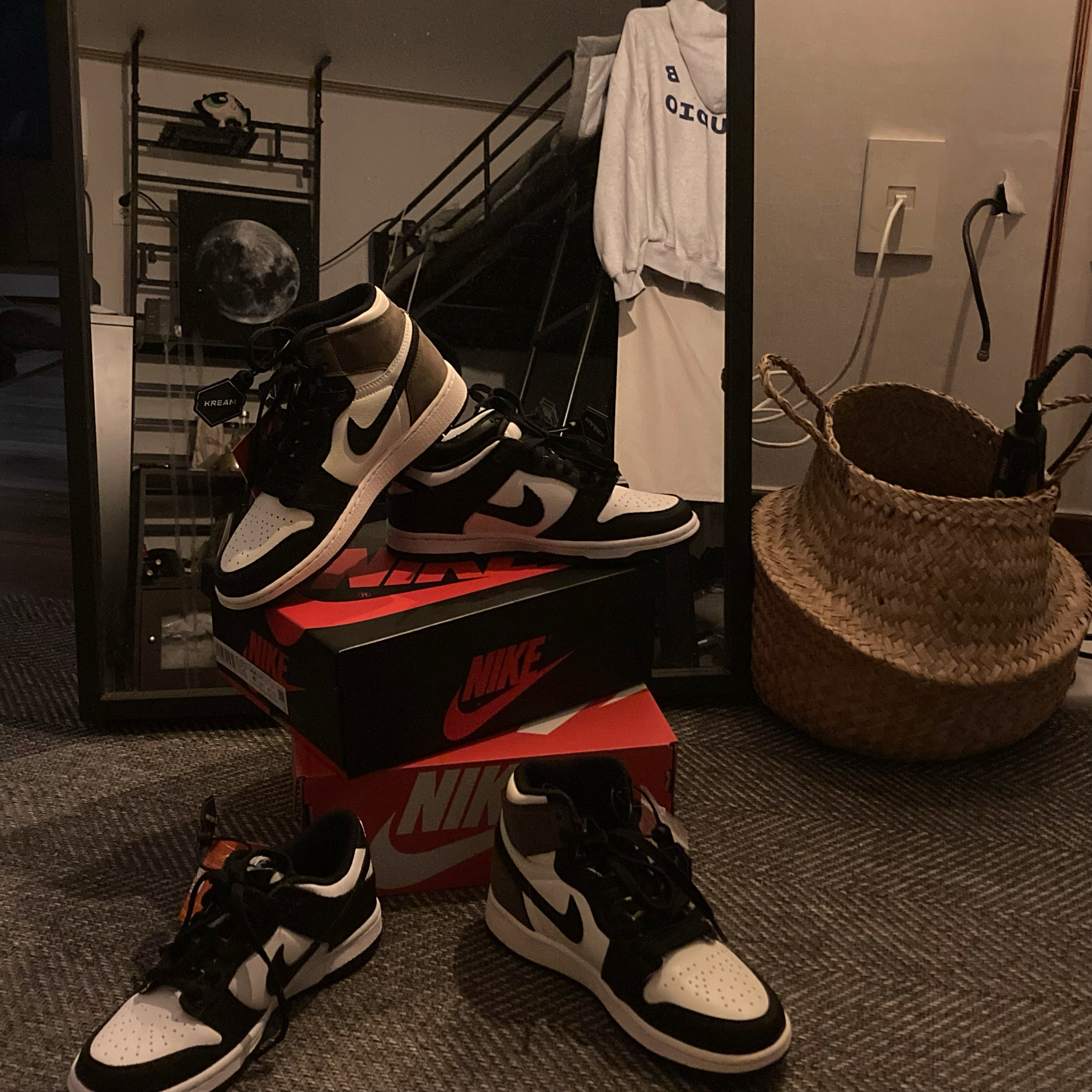 (GS) Jordan 1 Retro High OG Black Mocha, (GS) Nike Dunk Low Black 착용 스타일