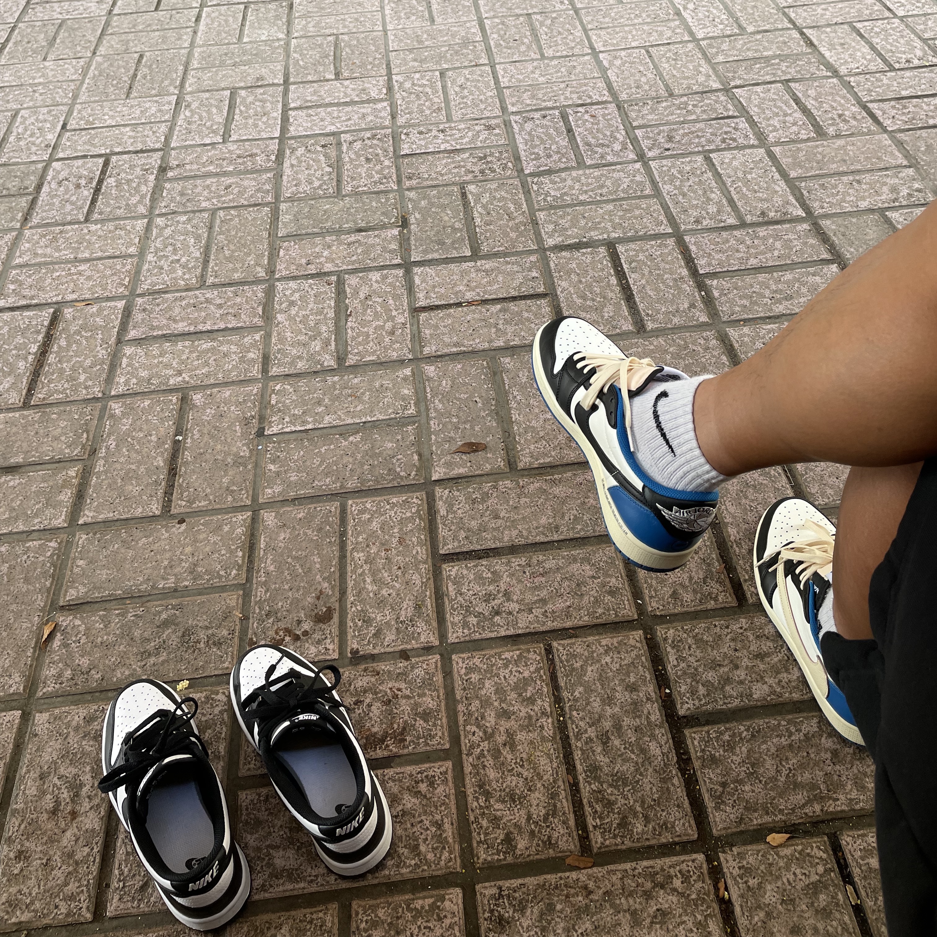 (W) Nike Dunk Low Black, Jordan 1 x Travis Scott x Fragment Retro Low OG SP Military Blue 착용 스타일