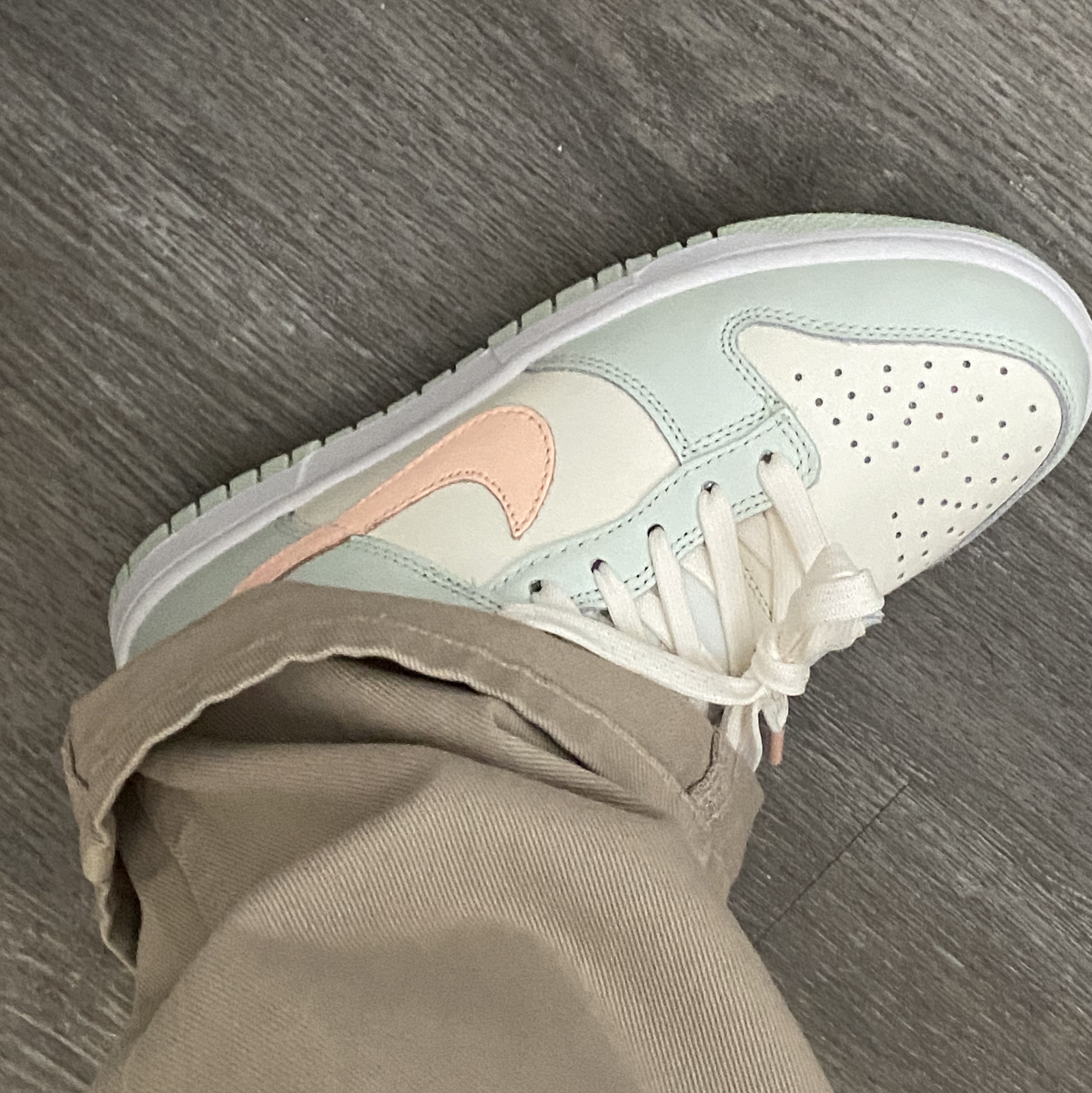 (W) Nike Dunk Low Barely Green 착용 스타일 - 2