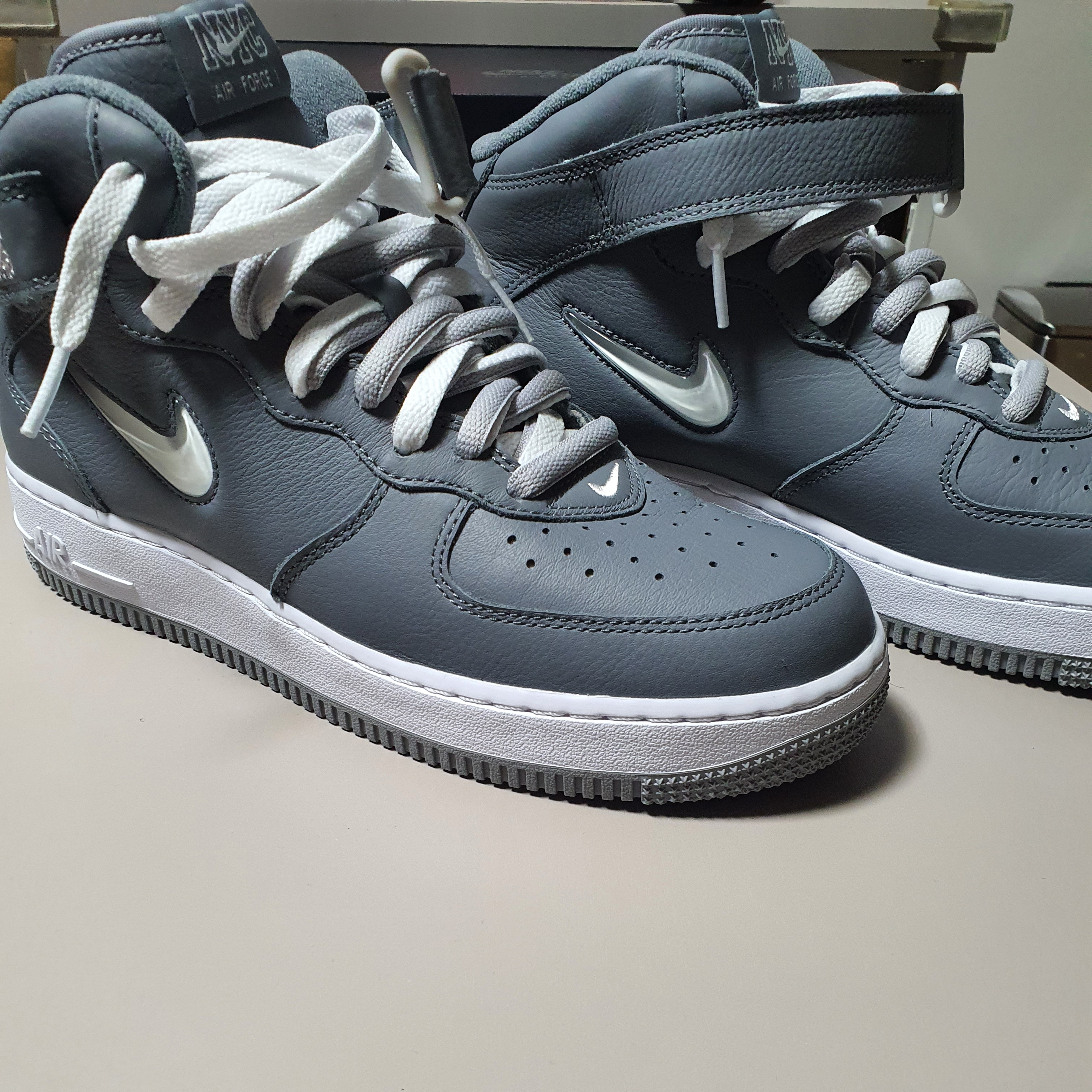 Nike Air Force 1 Mid QS NYC Cool Grey 착용 스타일 - 4