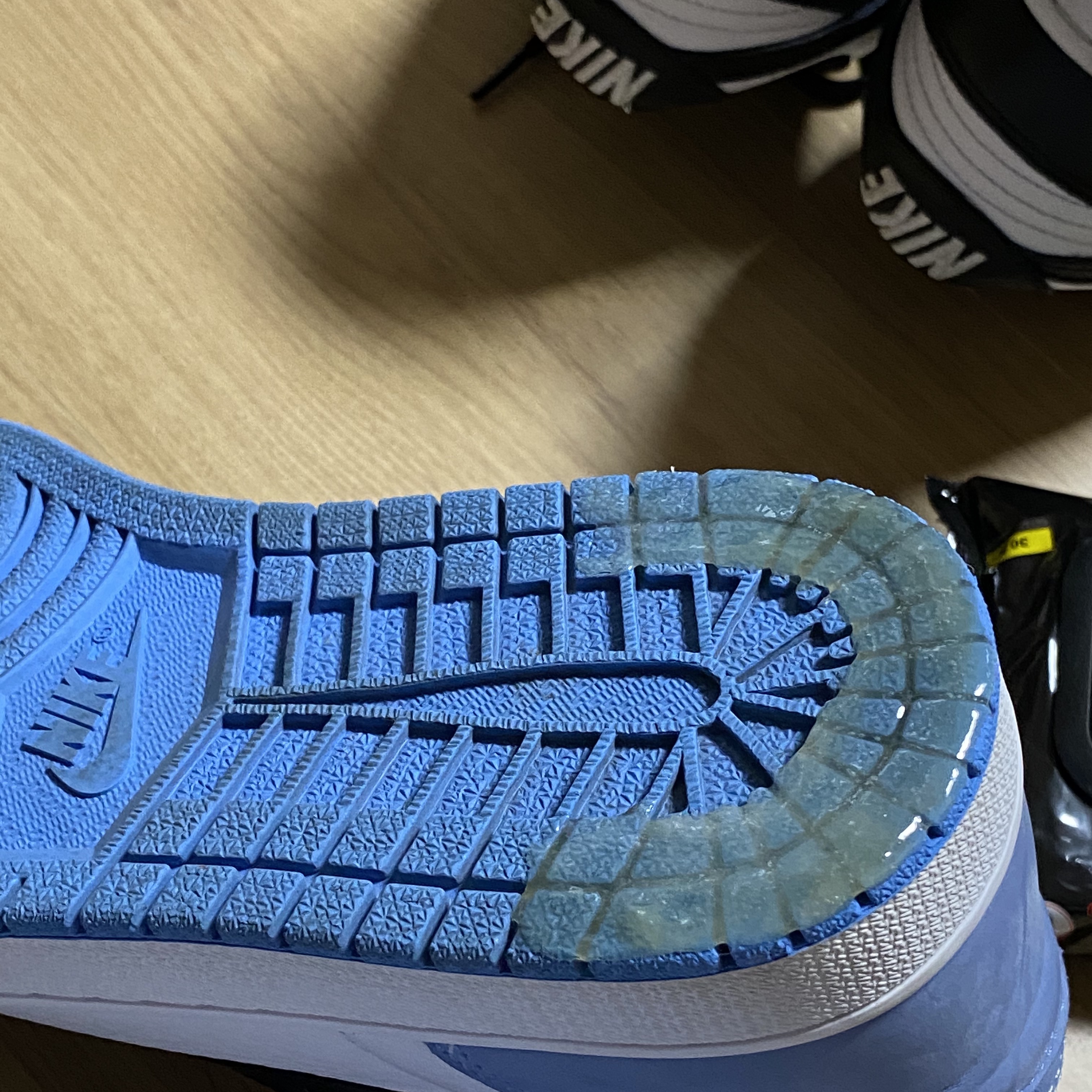 Nike Dunk Low Retro Black, Jordan 1 Retro High OG University Blue 착용 스타일
