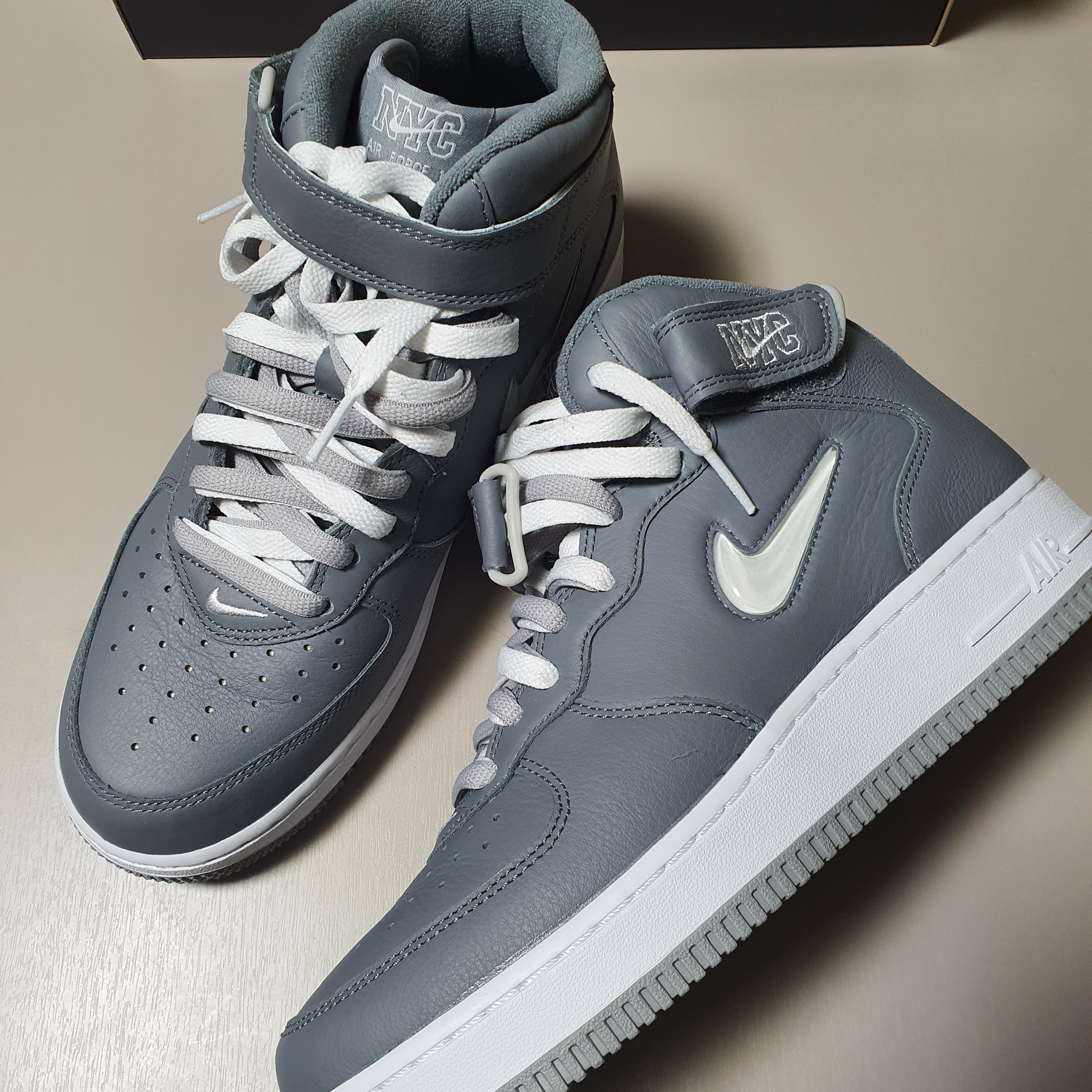 Nike Air Force 1 Mid QS NYC Cool Grey 착용 스타일 - 5