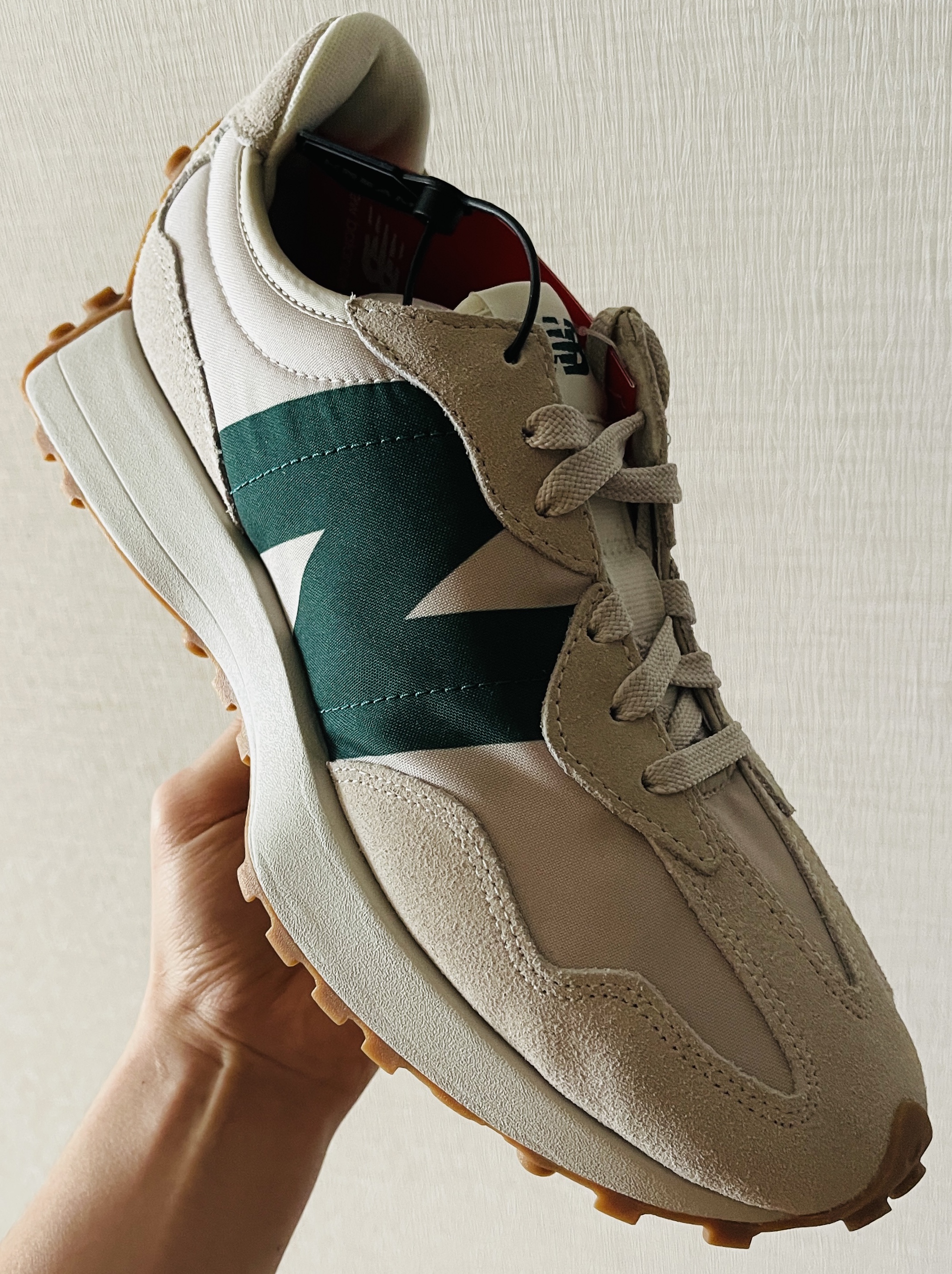 New Balance 327 Timberwolf 착용 스타일 - 2