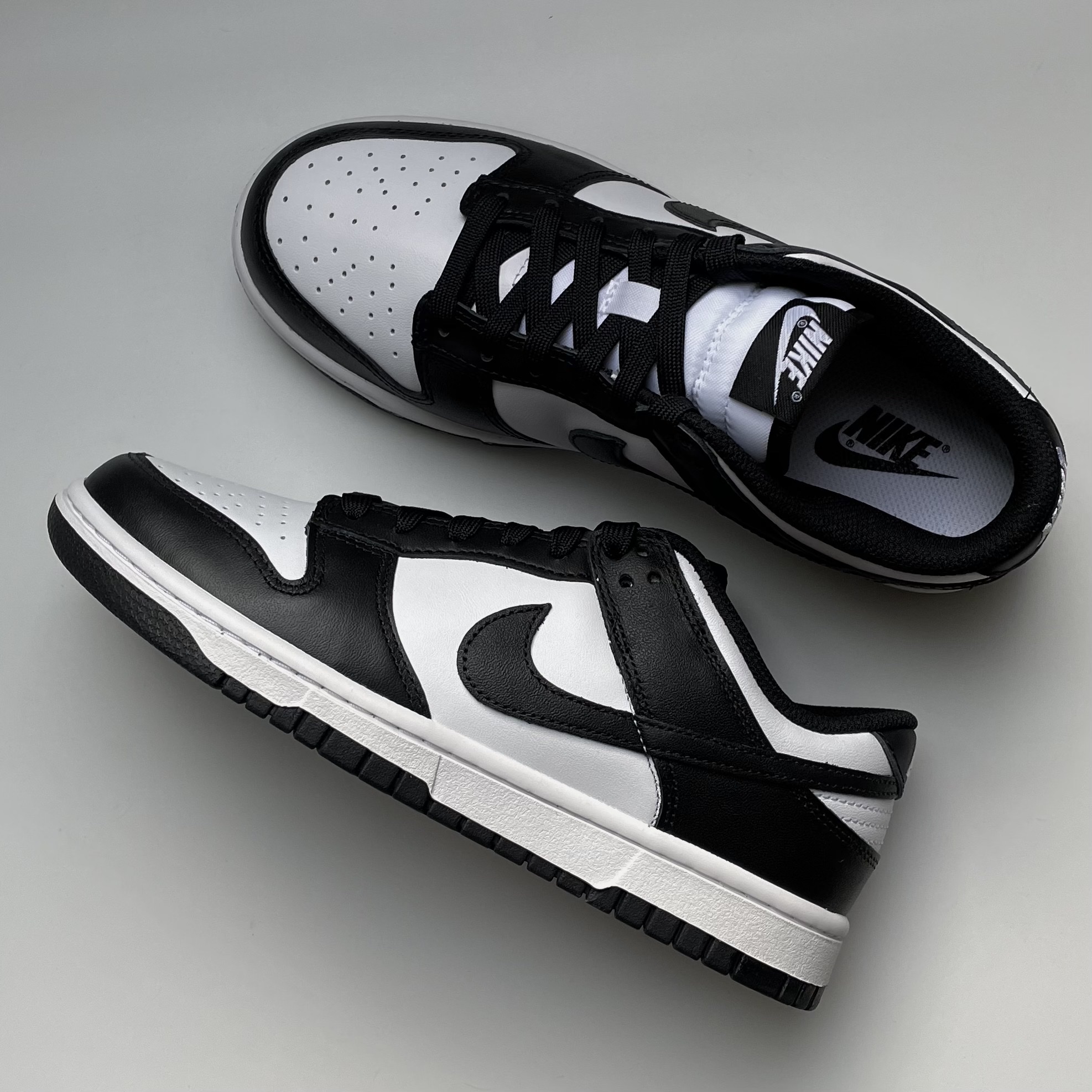 (W) Nike Dunk Low Black 착용 스타일 - 1