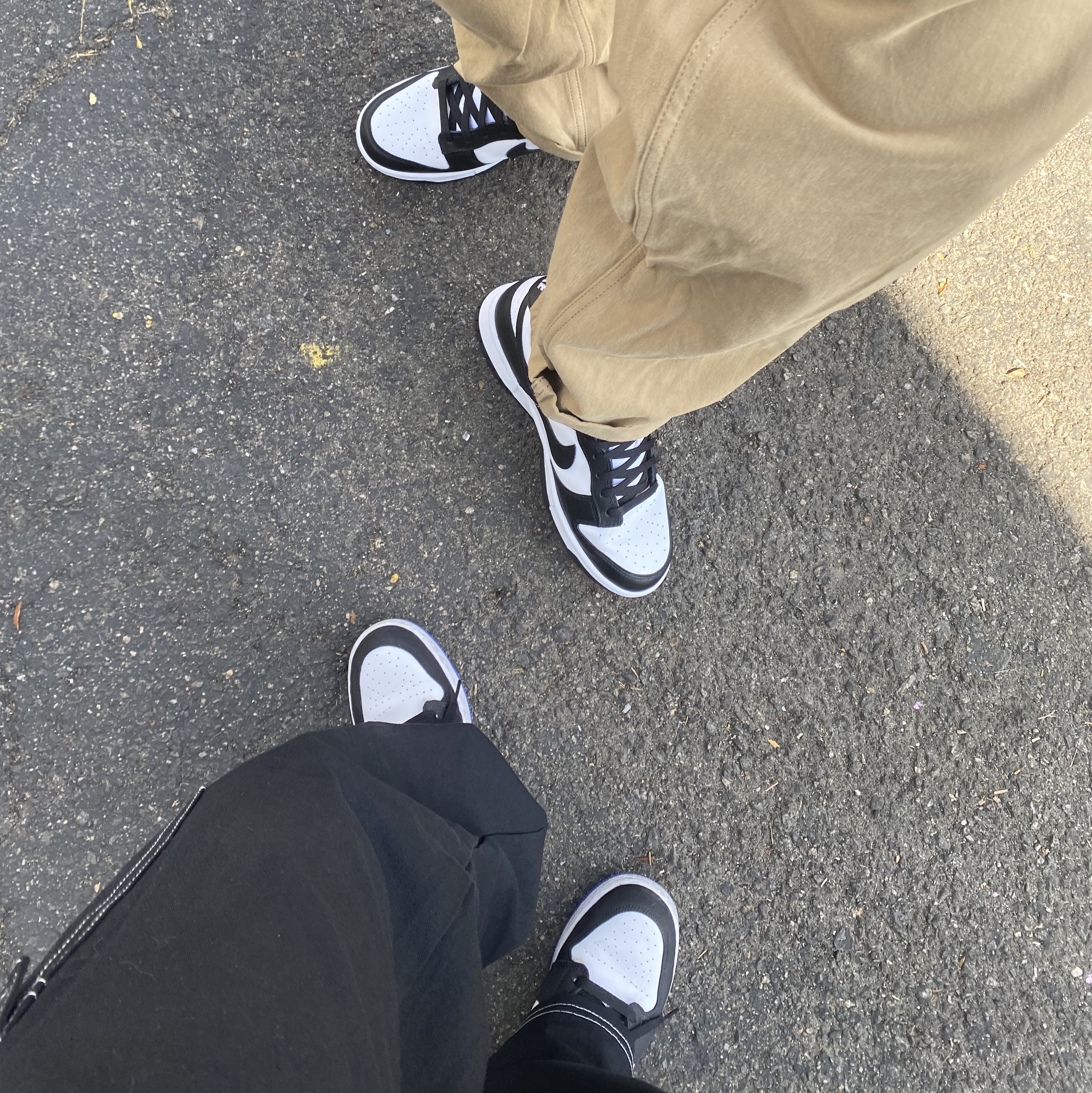 Jordan 1 Mid SE Hyper Royal, Nike Dunk Low Retro Black 착용 스타일