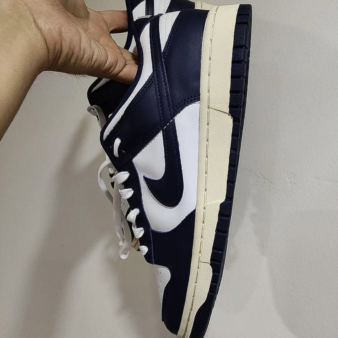 (W) Nike Dunk Low Vintage Midnight Navy 착용 스타일 - 3