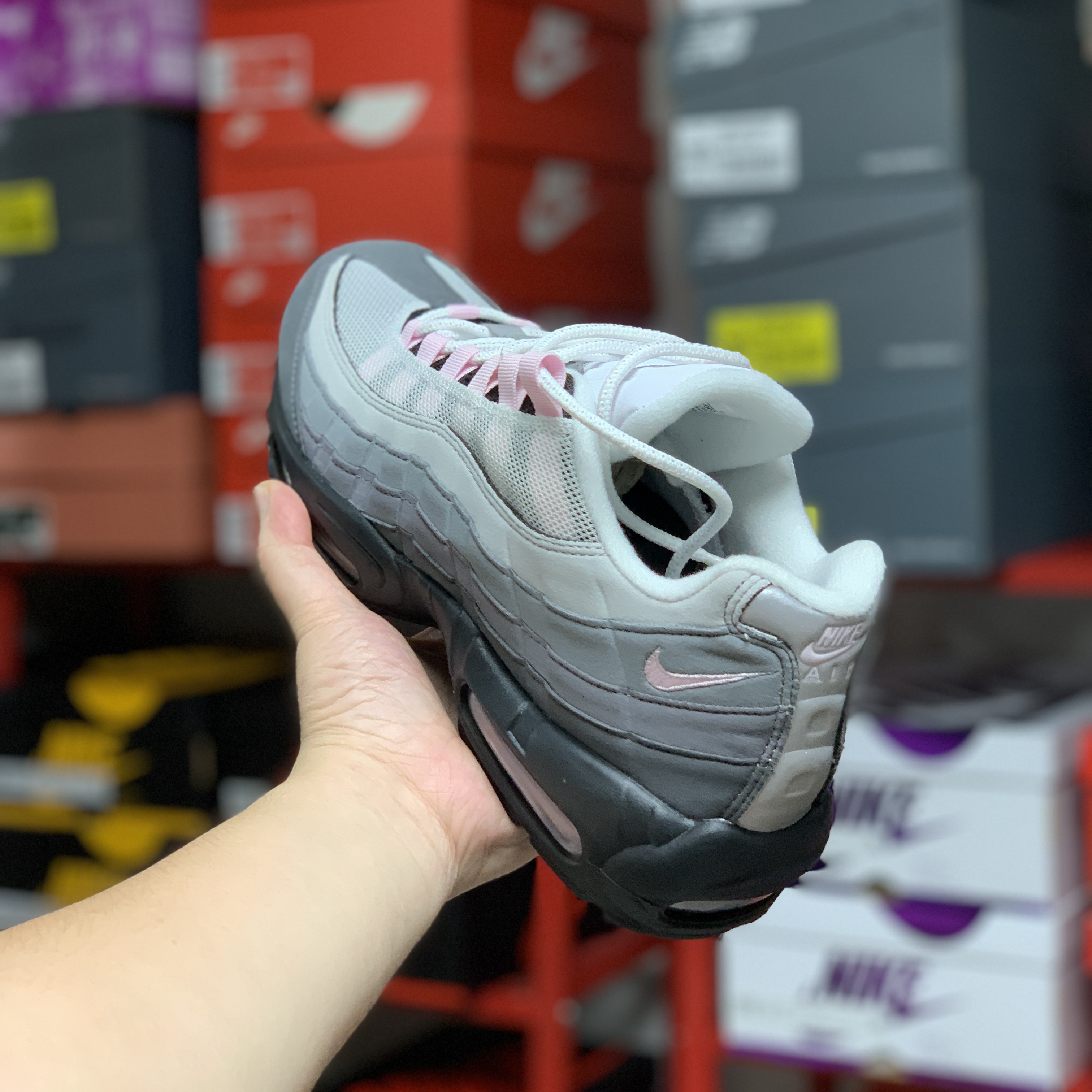 Nike Air Max 95 Gunsmoke Pink Foam 착용 스타일 - 2