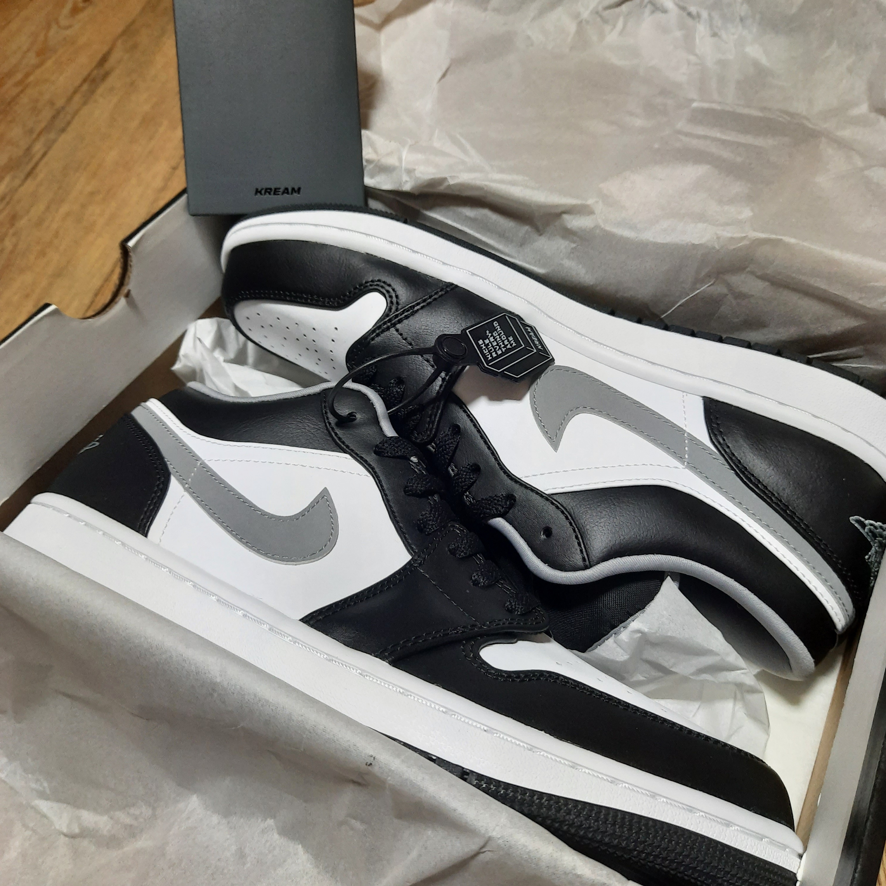 Jordan 1 Low Black Particle Grey 착용 스타일 - 2