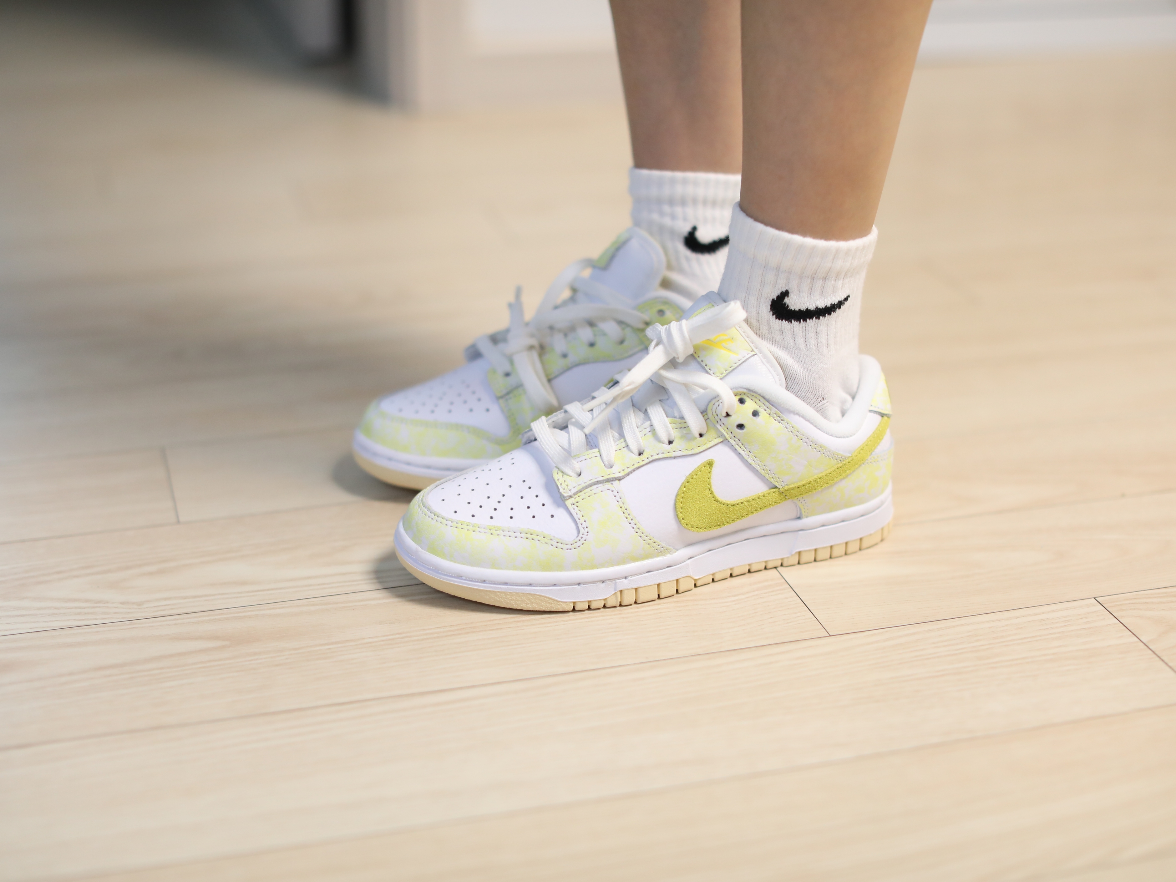 (W) Nike Dunk Low Yellow Strike 착용 스타일 - 1