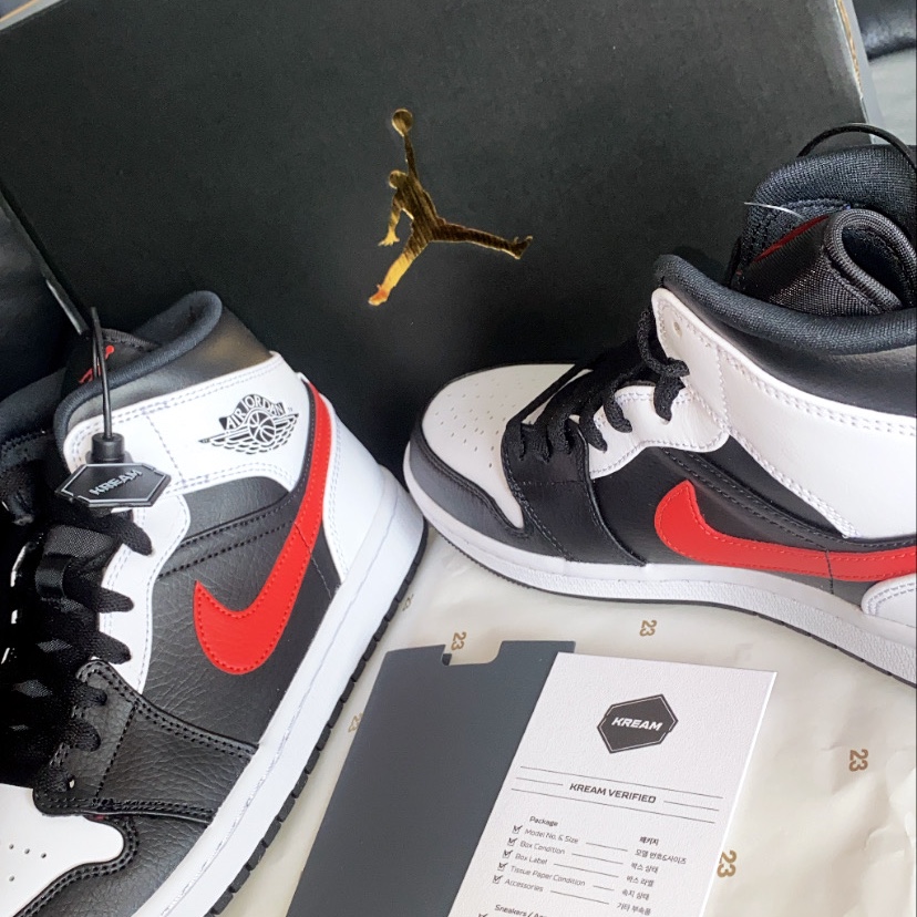 Jordan 1 Mid Black Chile Red 착용 스타일