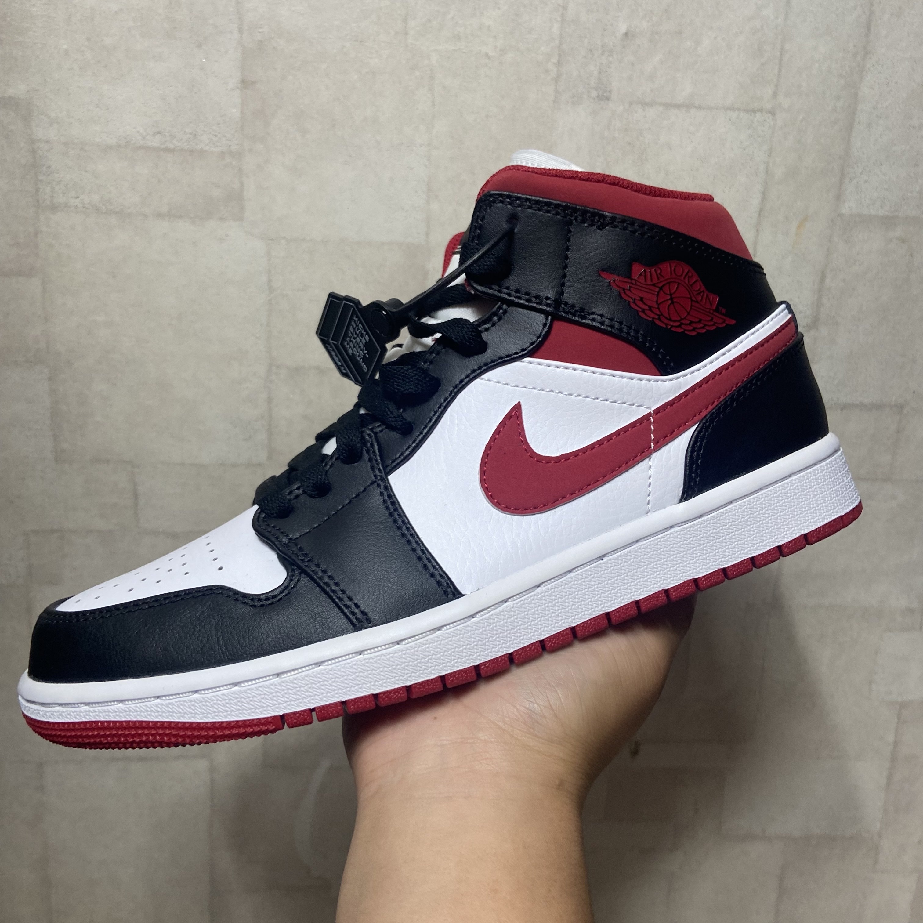 Jordan 1 Mid Gym Red Black White 착용 스타일 - 1