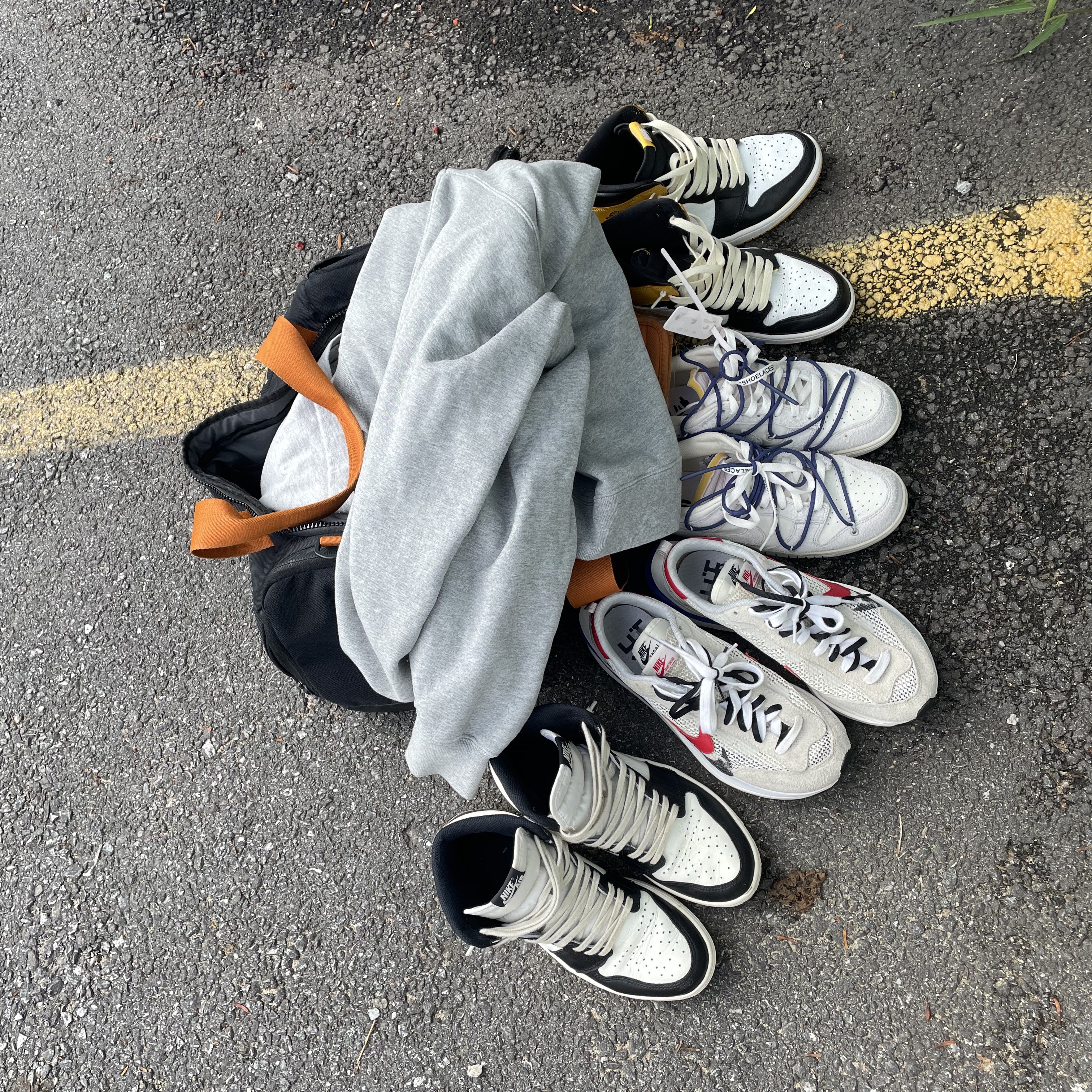 Nike x Sacai VaporWaffle Royal Fuchsia, Jordan 1 Retro High OG Black Mocha 착용 스타일