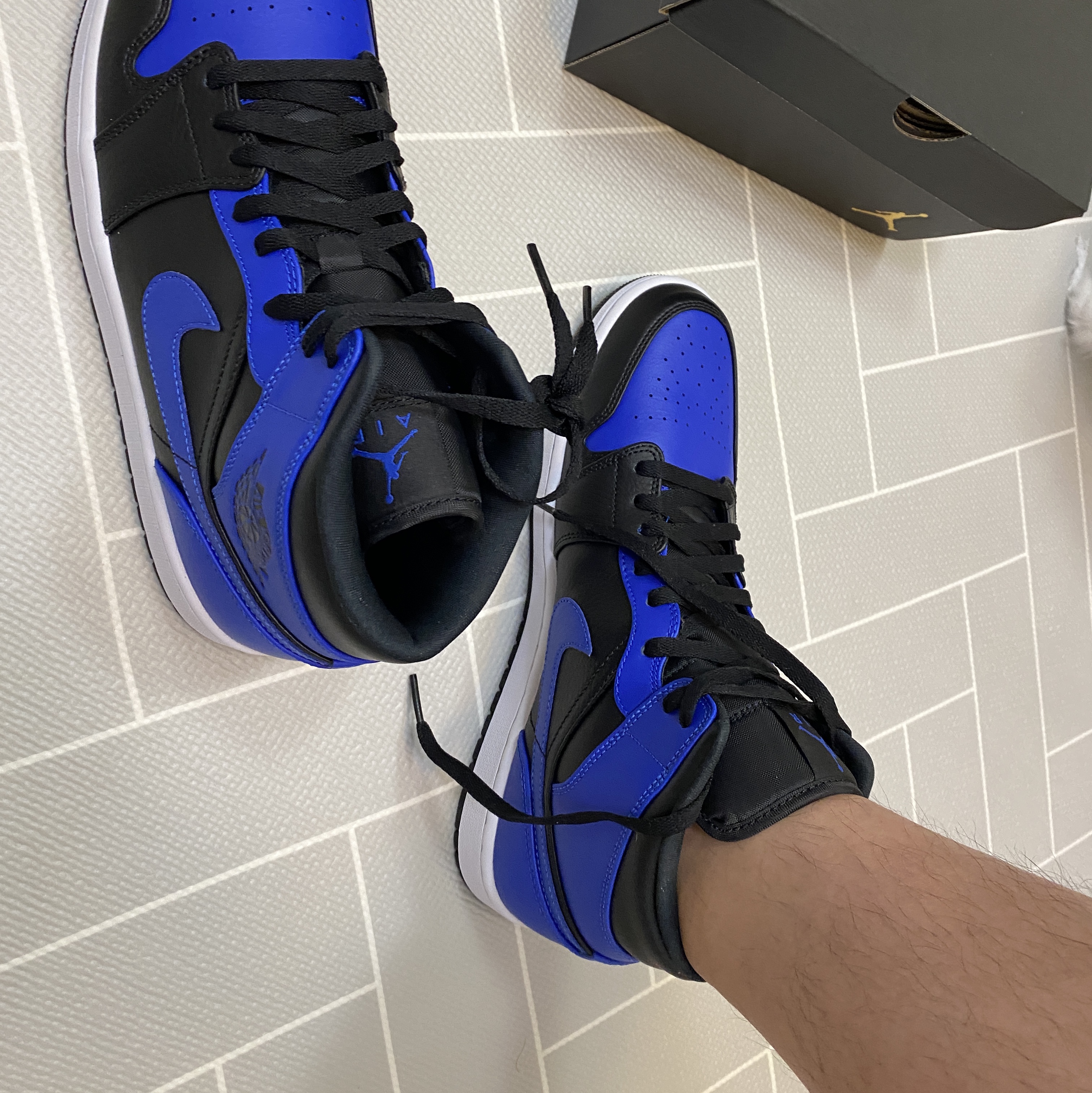 Jordan 1 Mid Black Hyper Royal 착용 스타일 - 1