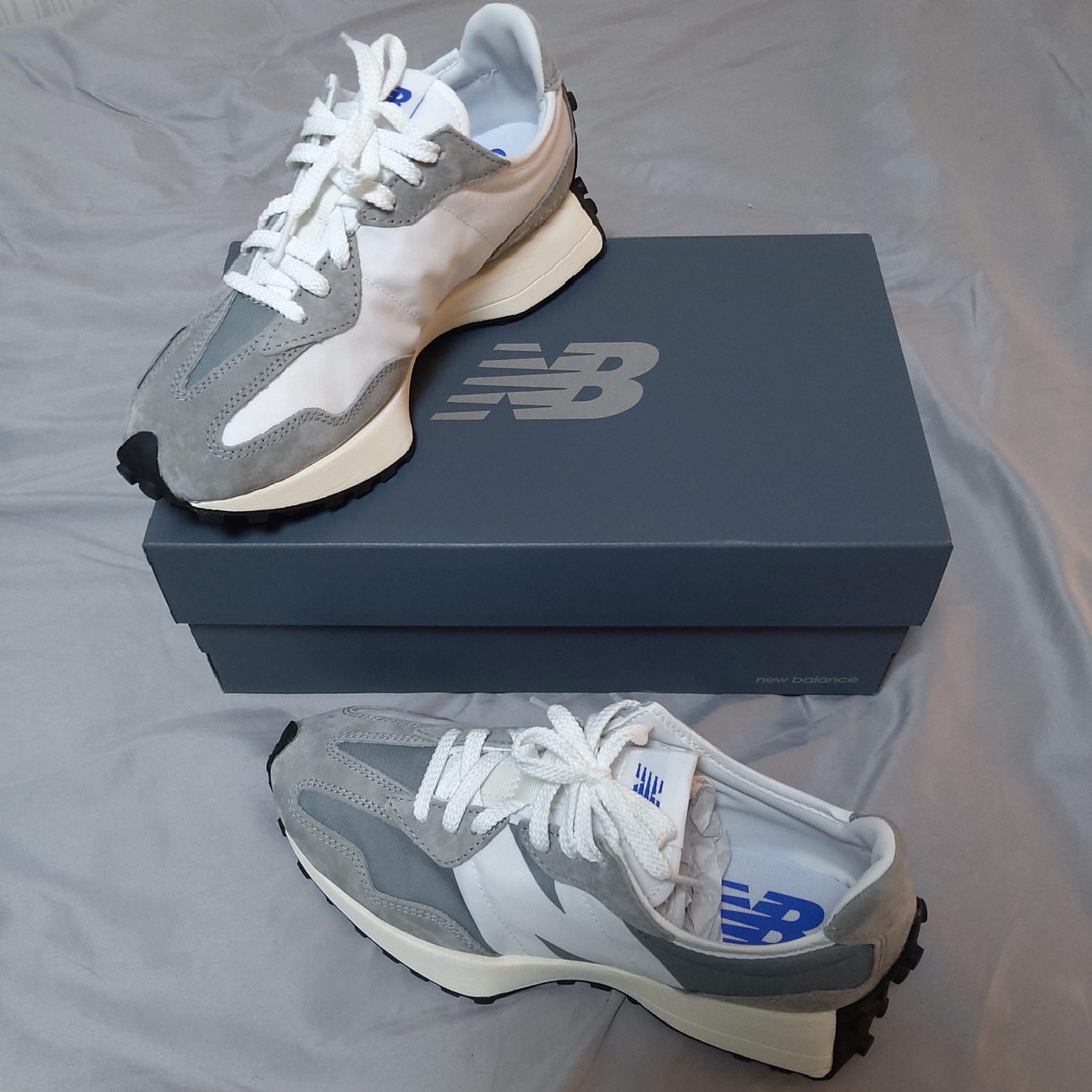 New Balance 327 Grey 착용 스타일 - 1