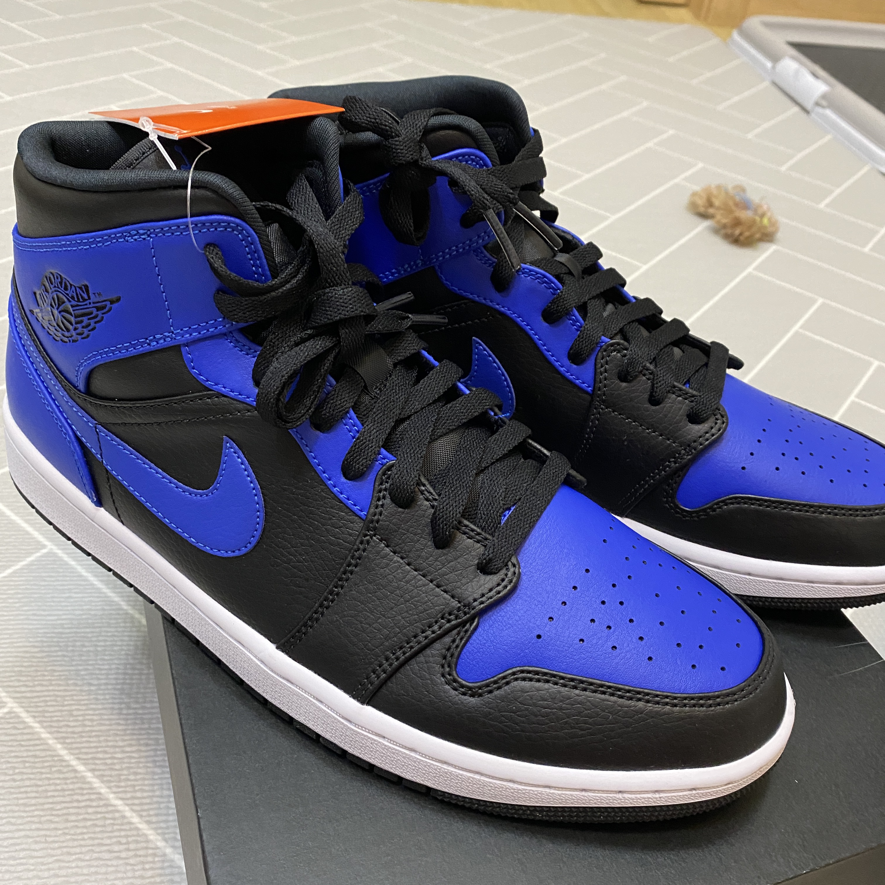 Jordan 1 Mid Black Hyper Royal 착용 스타일 - 2