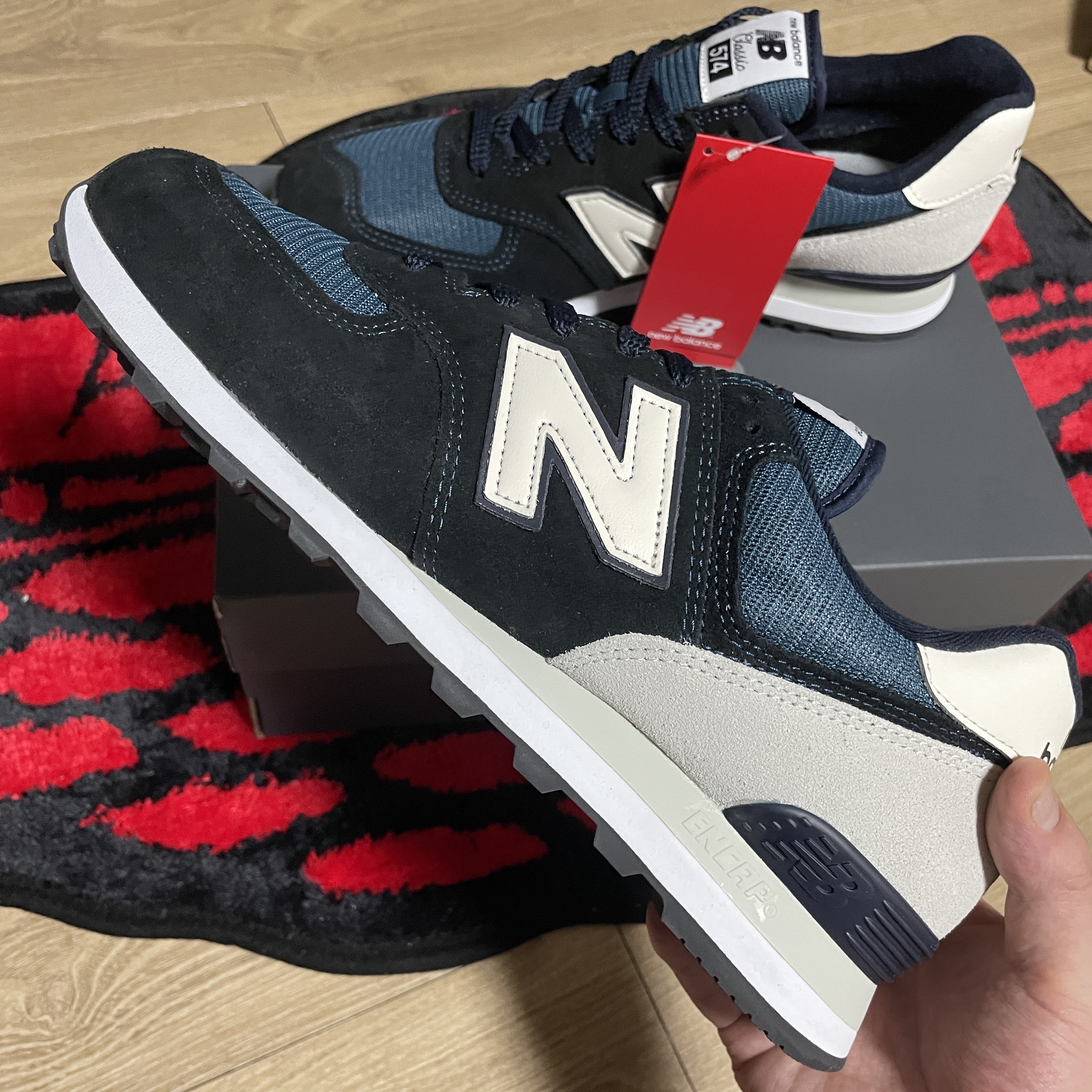 New Balance 574 Classic Navy 착용 스타일 - 2