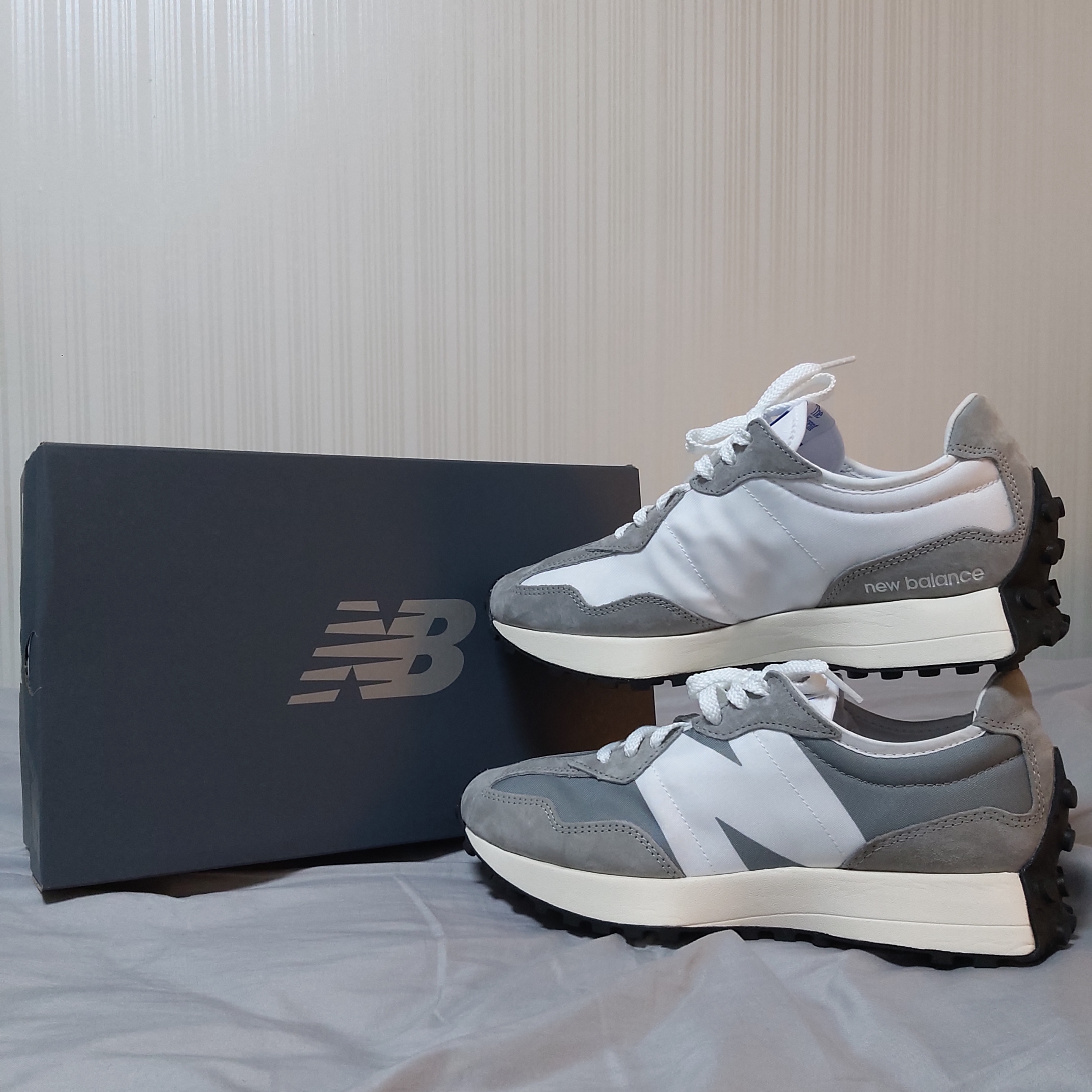 New Balance 327 Grey 착용 스타일 - 2