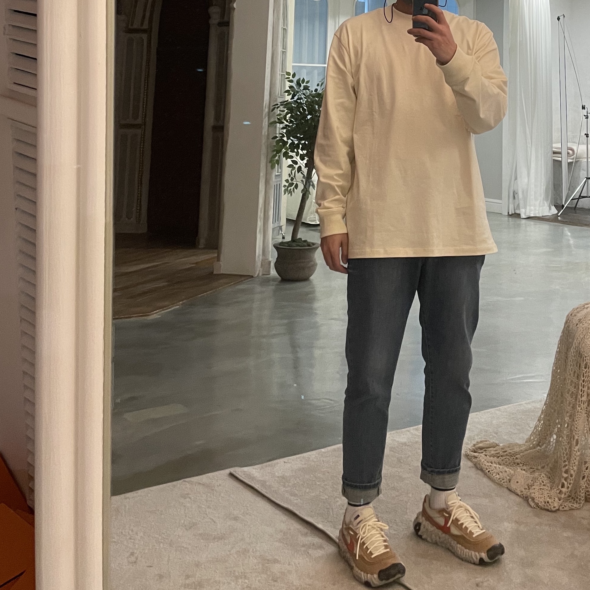 Nike Overbreak SP Fossil, Essentials Long Sleeve T-Shirt Cream - 21SS 착용 스타일