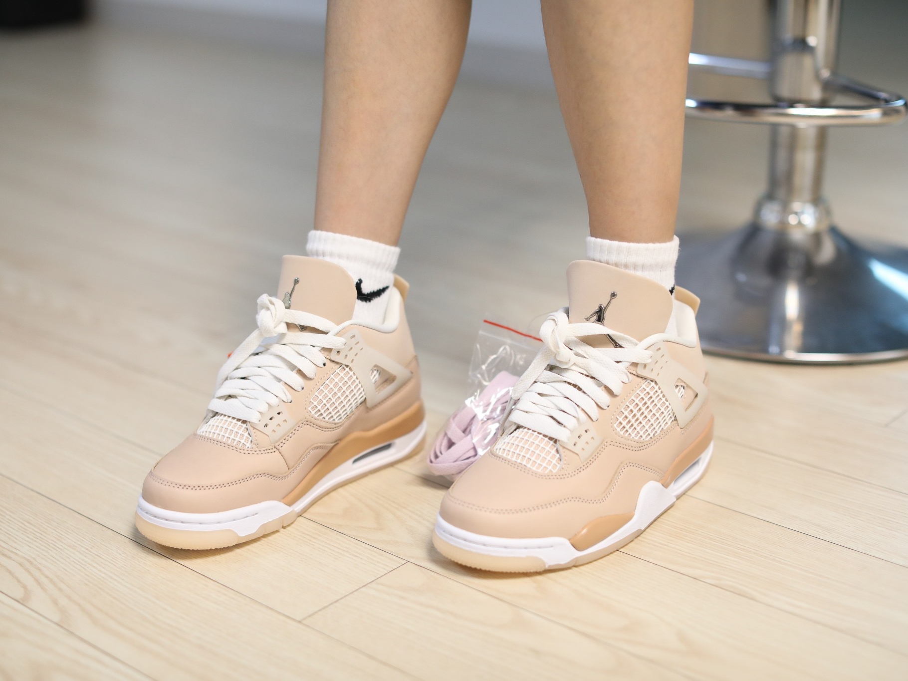(W) Jordan 4 Retro Shimmer 착용 스타일 - 3
