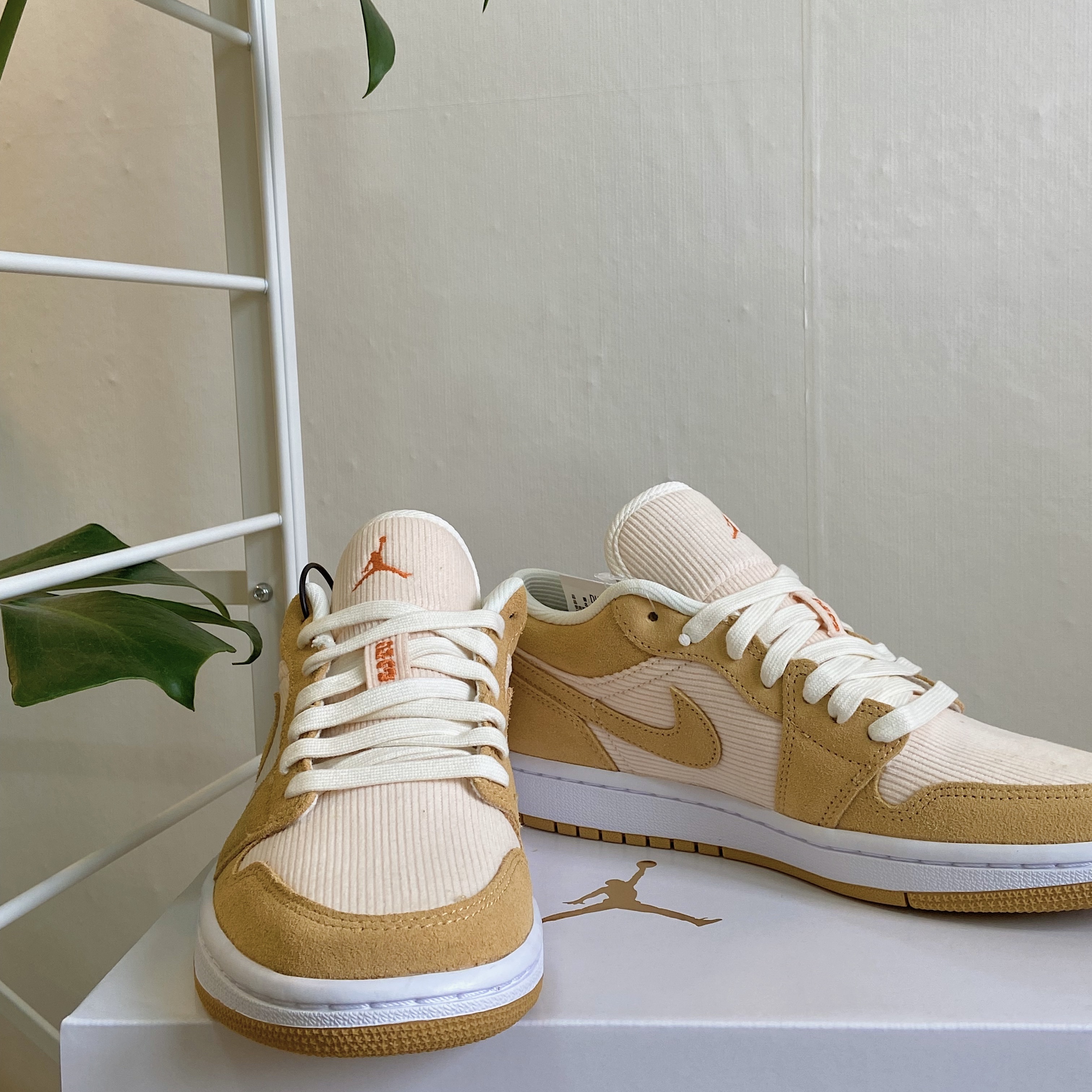 (W) Jordan 1 Low SE Corduroy Tan 착용 스타일 - 2
