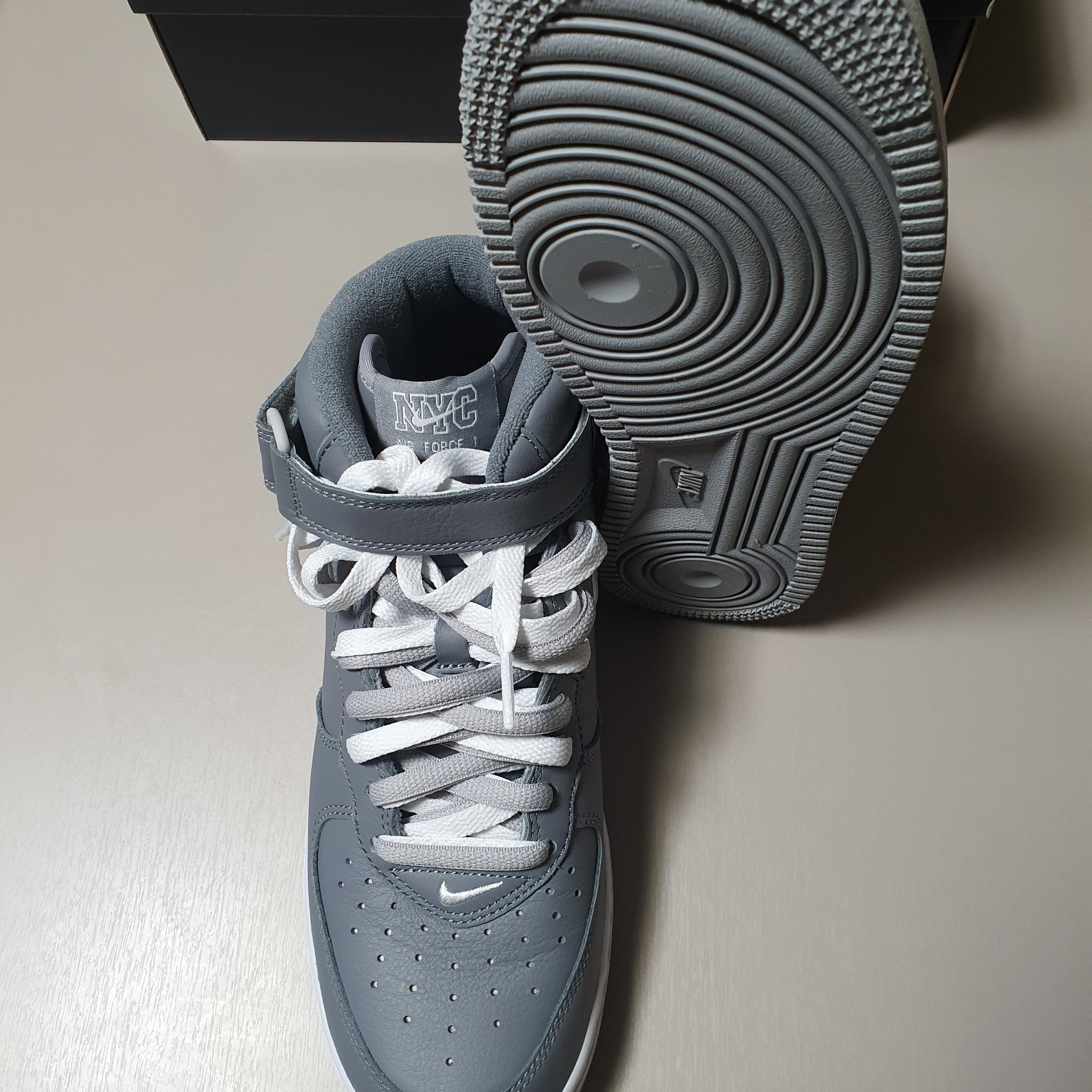 Nike Air Force 1 Mid QS NYC Cool Grey 착용 스타일 - 3