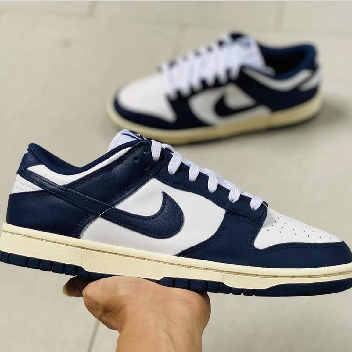 (W) Nike Dunk Low Vintage Midnight Navy 착용 스타일 - 2