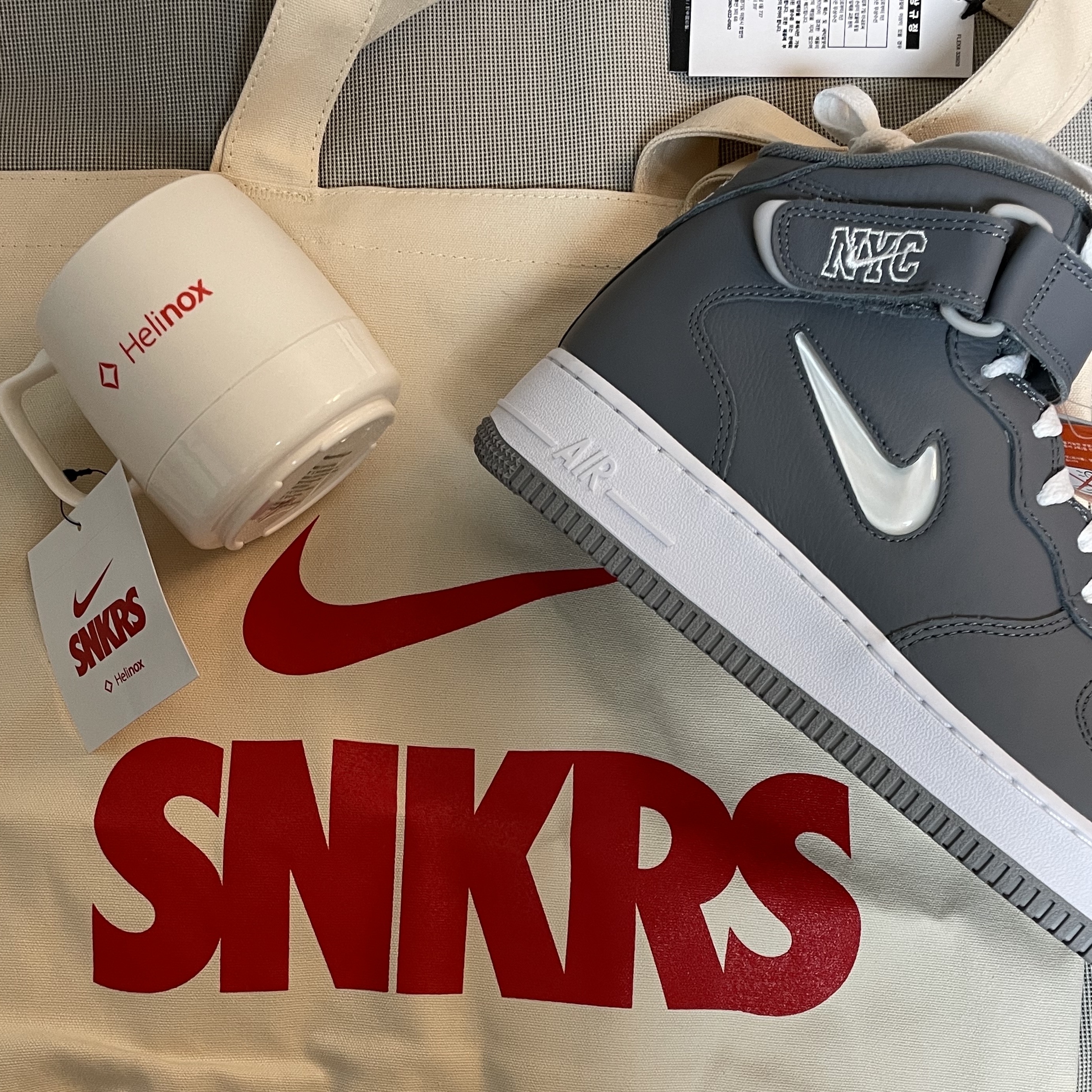 Nike Air Force 1 Mid QS NYC Cool Grey, Helinox x Nike SNKRS 4th Anniversry Dinex Mug 착용 스타일