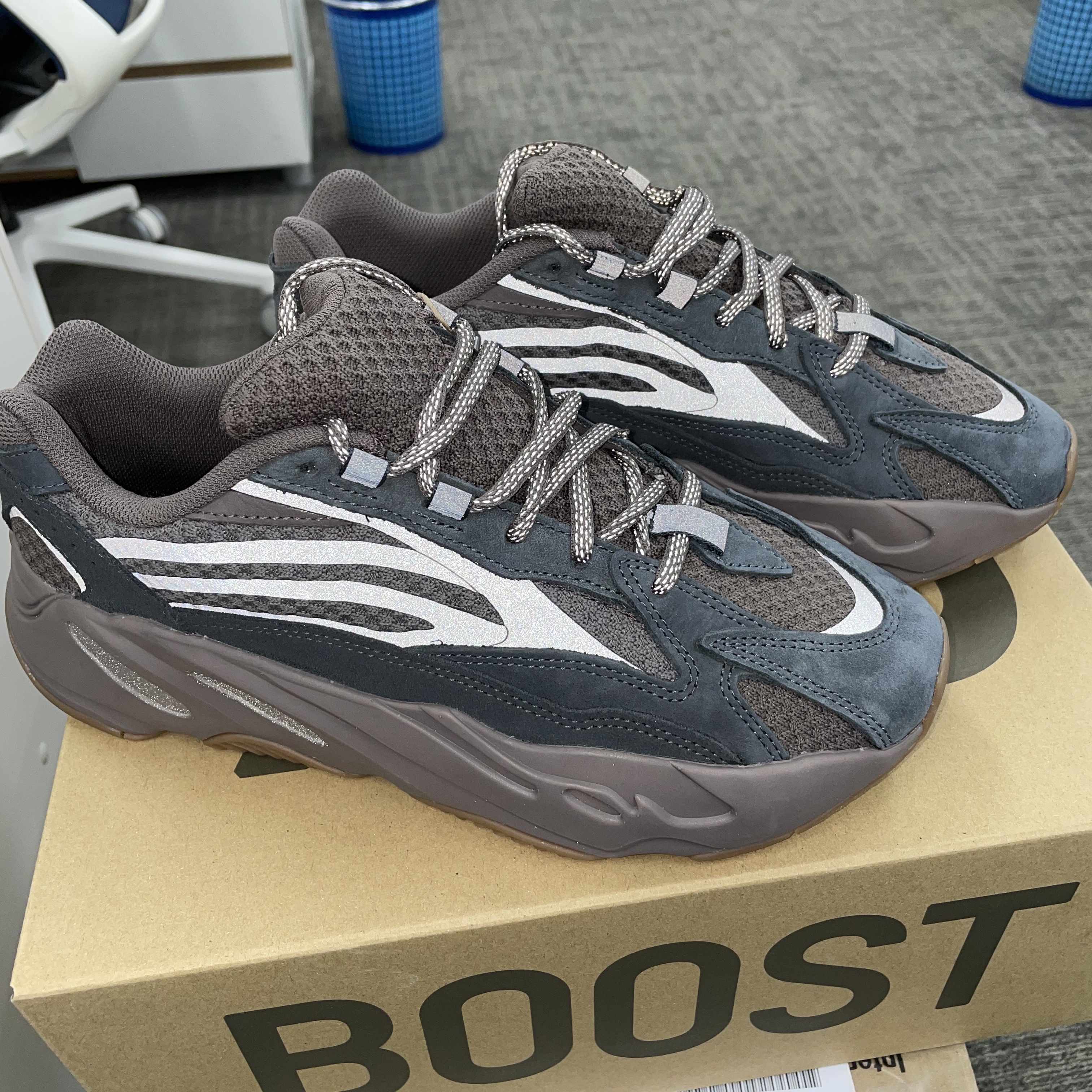 Adidas Yeezy Boost 700 V2 Mauve 착용 스타일 - 1