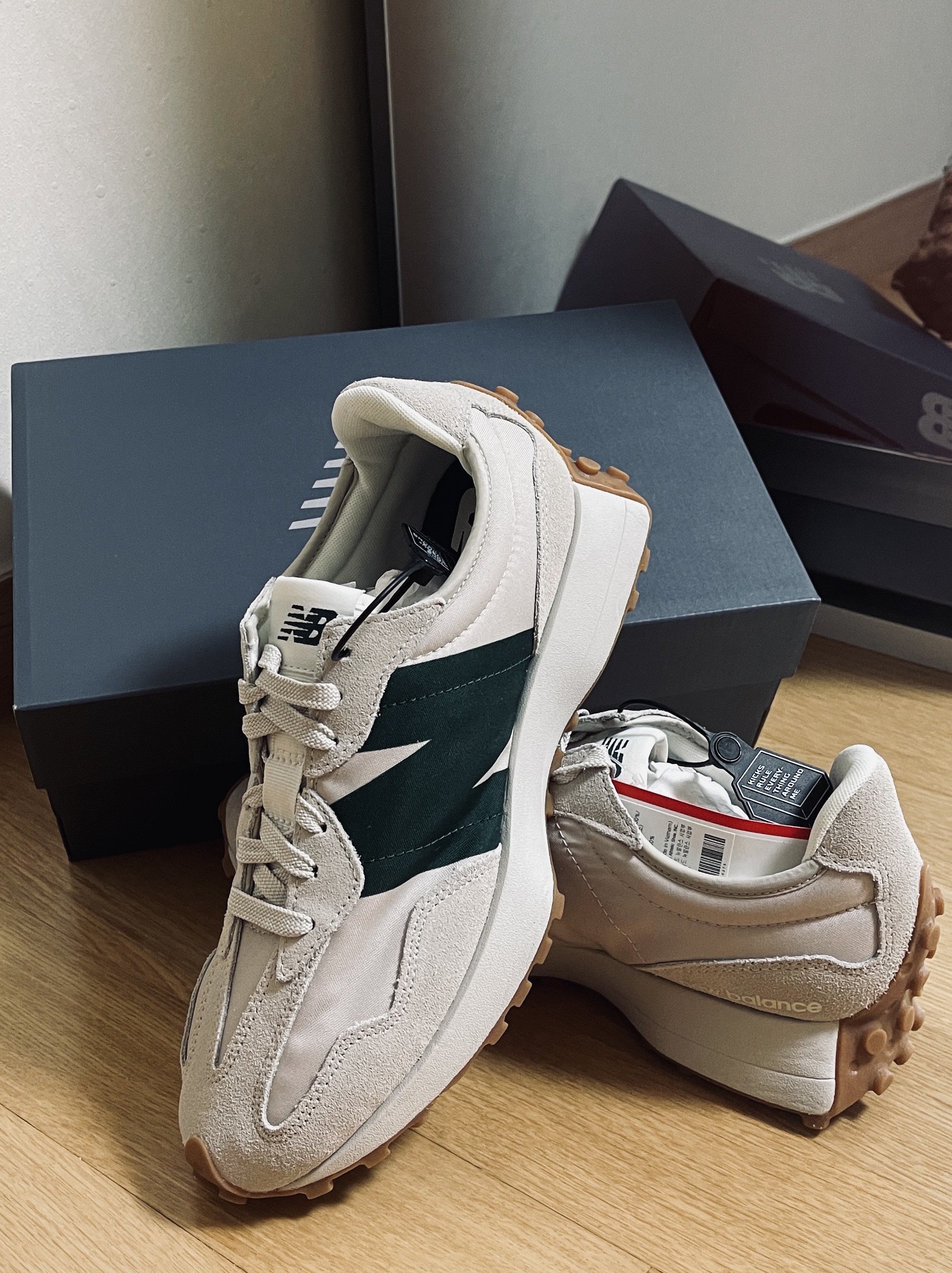 New Balance 327 Timberwolf 착용 스타일 - 1
