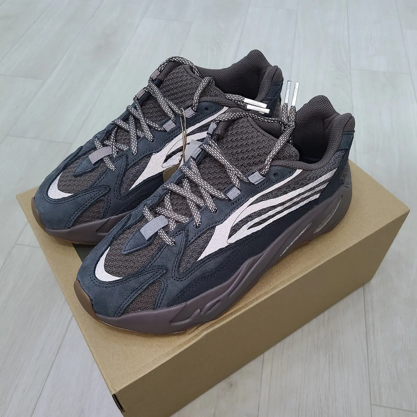 Adidas Yeezy Boost 700 V2 Mauve 착용 스타일 - 2